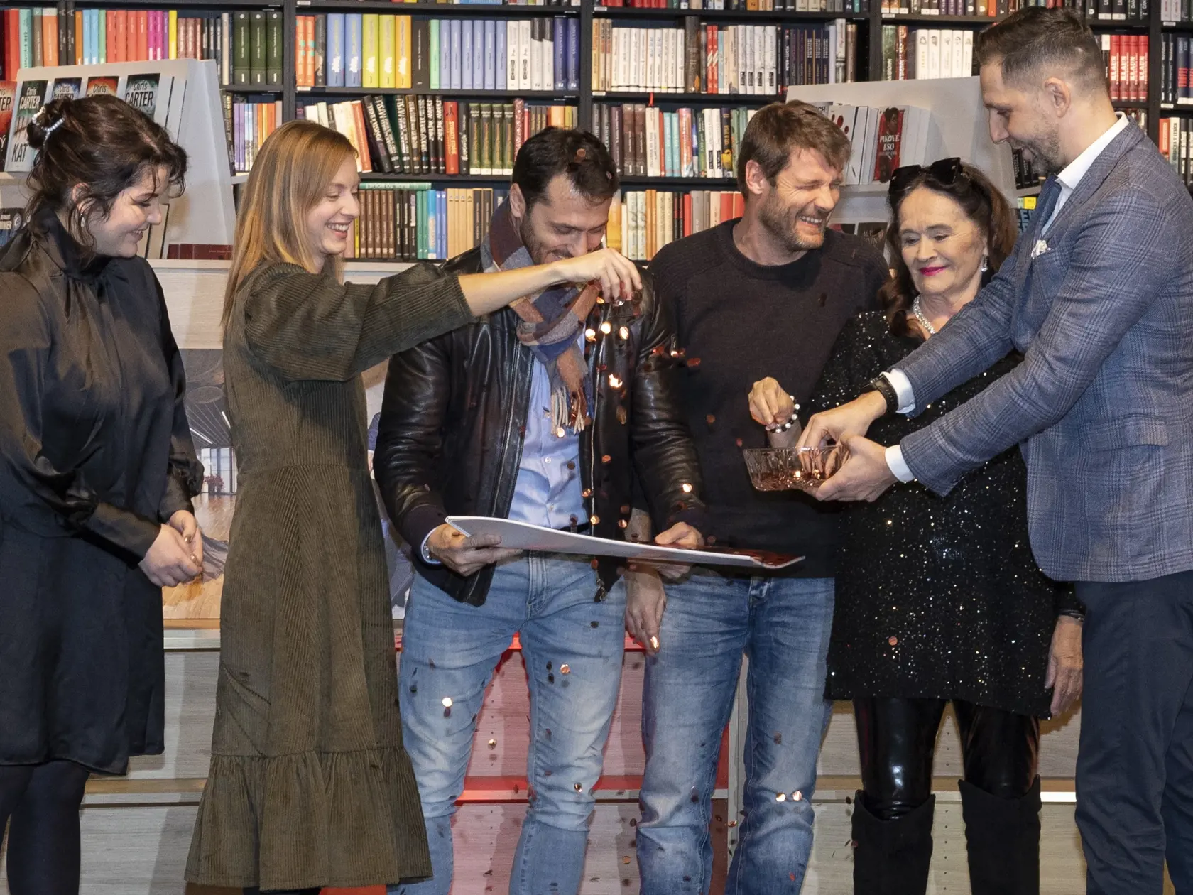 Krst charitatívneho kalendára nadácie TV JOJ v kníhkupectve Panta Rhei.