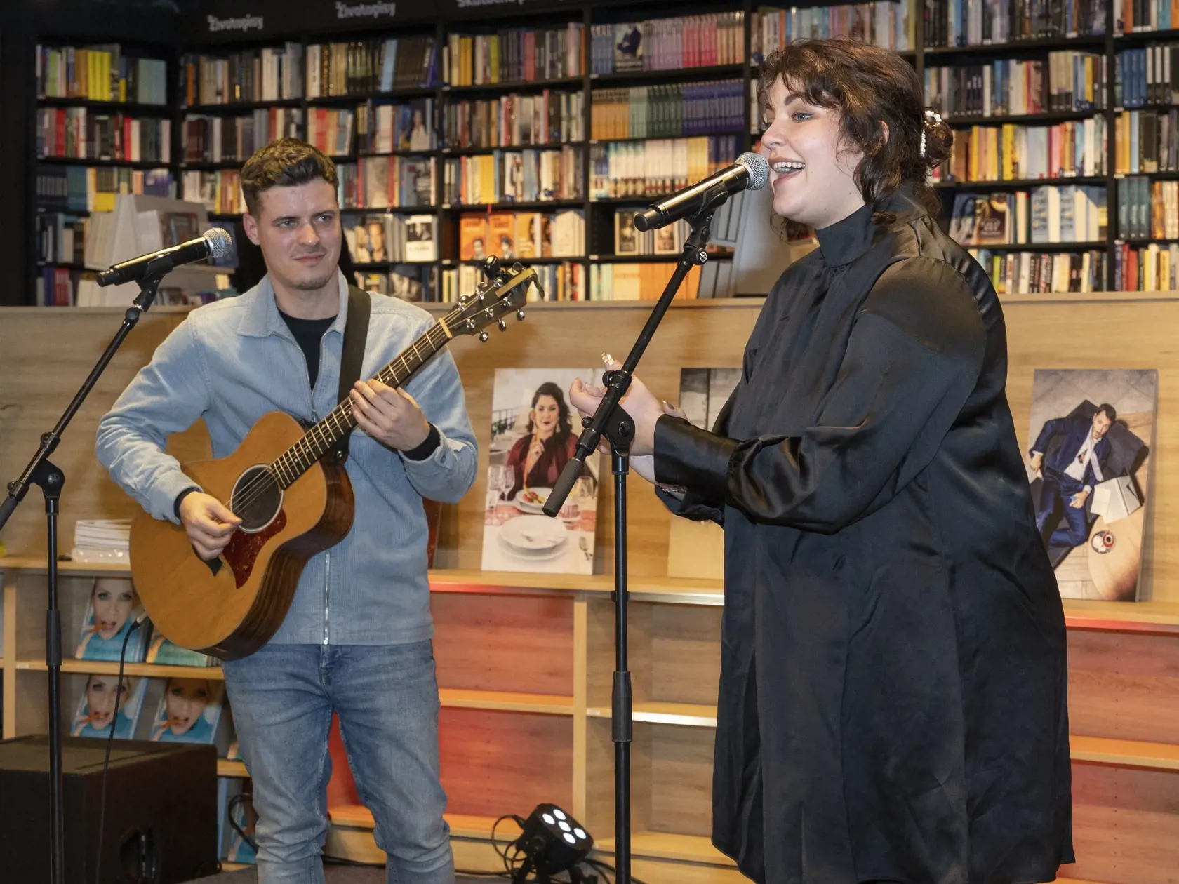 Krst charitatívneho kalendára nadácie TV JOJ v kníhkupectve Panta Rhei. Na snímke je Celeste Buckingham a Matej Vávra.