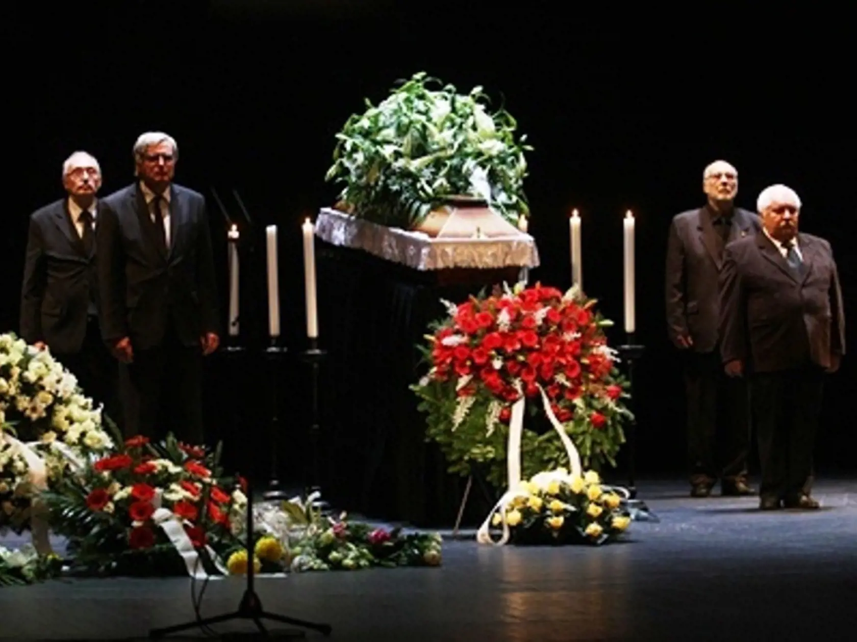 Herecká elita: Pri truhle sa vystriedala temer celá, zľava František Kovár, Dušan Jamrich, Leopold Haverl a Marián Labuda.