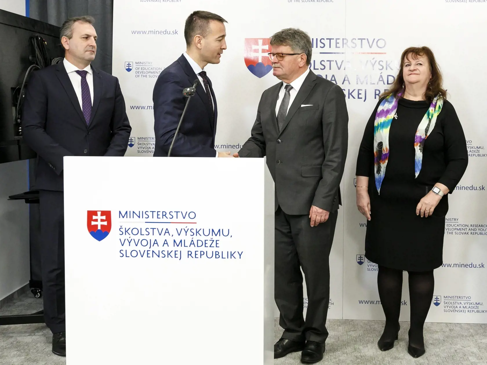 Na snímke zľava štátny tajomník Ministerstva školstva, vedy, výskumu a športu SR Slavomír Partila, minister školstva, výskumu, vývoja a mládeže SR Tomáš Drucker (HLAS- SD), predseda Odborového zväzu pracovníkov školstva a vedy na Slovensku Pavel Ondek a podpredsedníčka Odborového zväzu pracovníkov školstva a vedy na Slovensku a predsedníčka Združenia základného školstva Ingrid Gamčíková počas tlačovej konferencie po rokovaní na Ministerstve školstva, výskumu, vývoja a mládeže SR v Bratislave 10. januára 2025. FOTO TASR - Dano Veselský