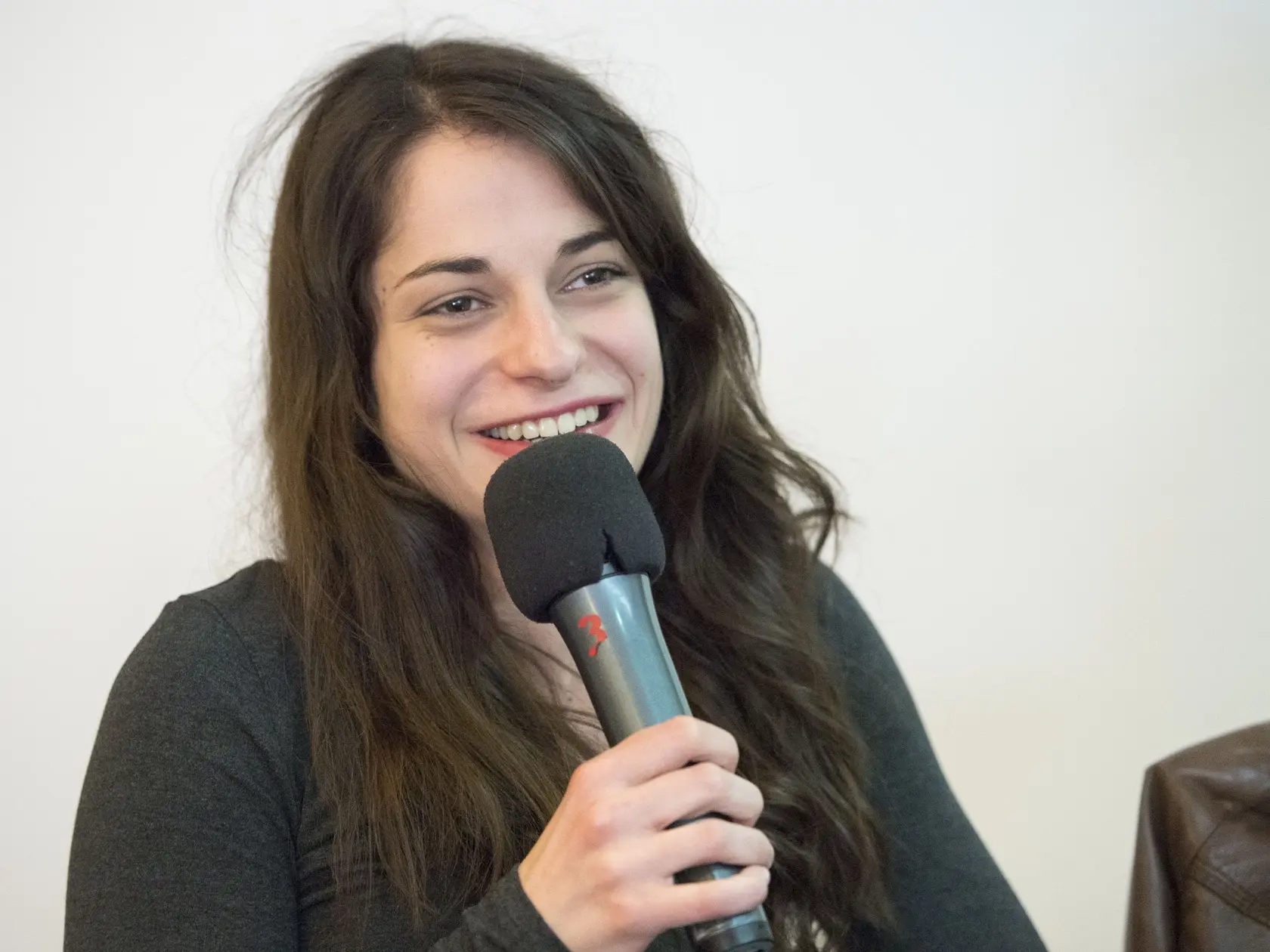Monika počas tlačovej konferencie pred premiérou drámy Antigona.