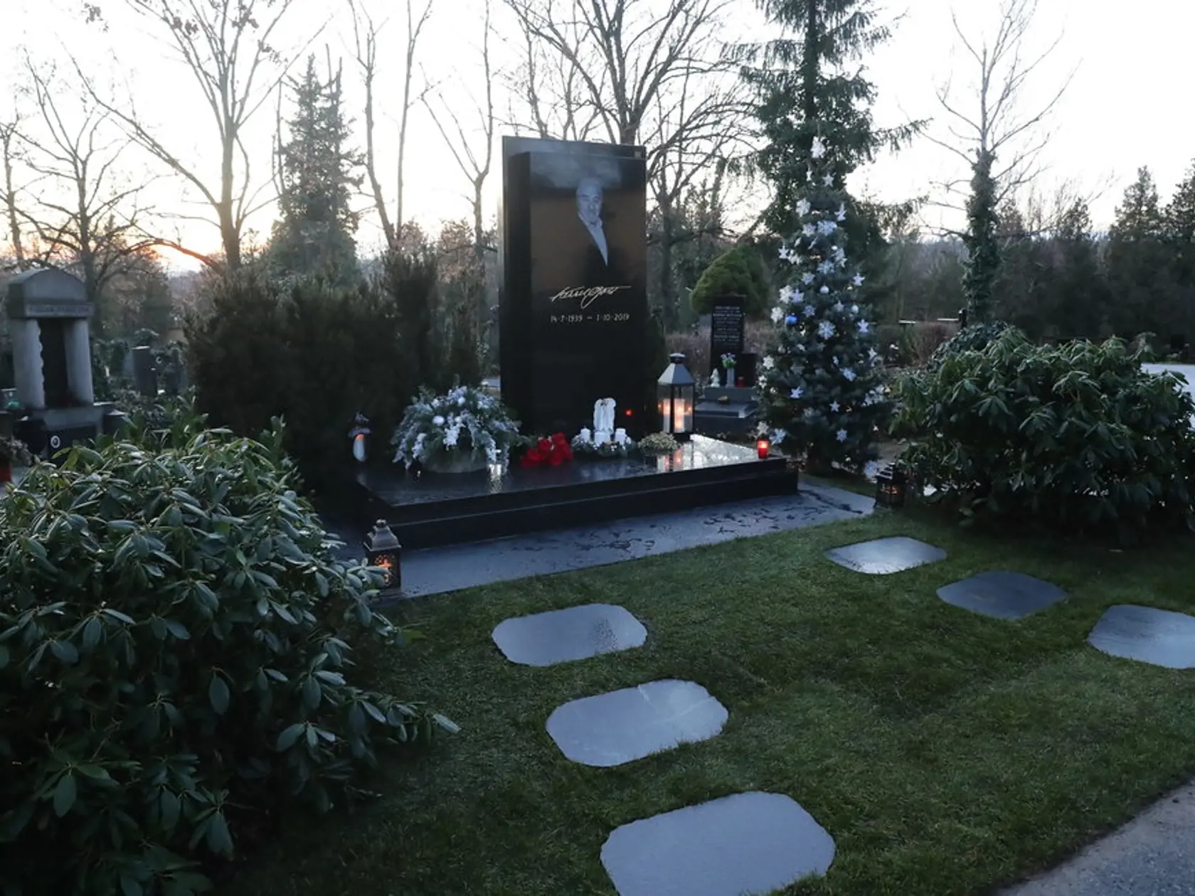 Hrob Karla Gotta (†80) na cintoríne v Malvazinkách. Jeho miesto si spevák vybral sám.