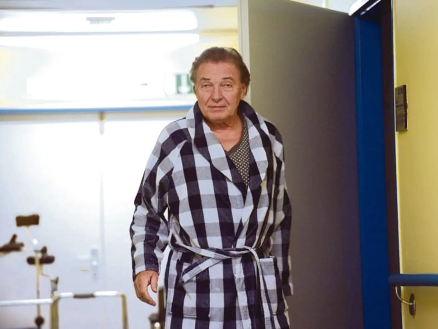 Karel Gott po operácii chrbtice ešte v roku 2010.