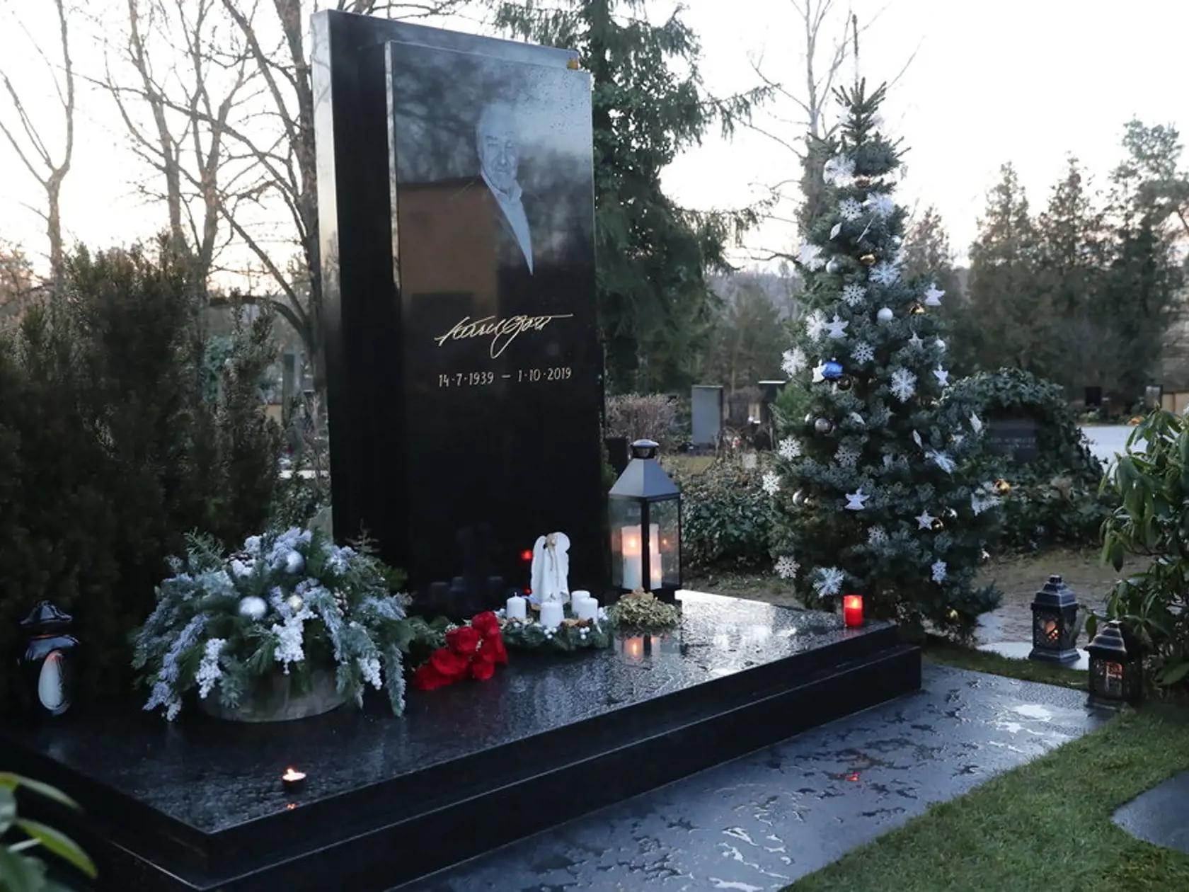 Hrob Karla Gotta (†80) na cintoríne v Malvazinkách. Jeho miesto si spevák vybral sám.