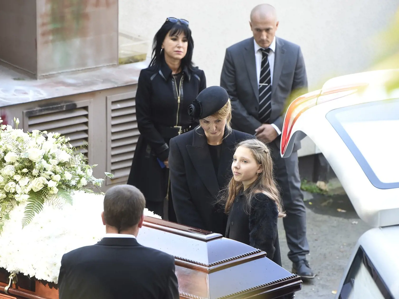 Ivana Gottová a Nelly Sofie Gottová na dvore v krematóriu sa naposledy lúčia s Karlom Gottom.
