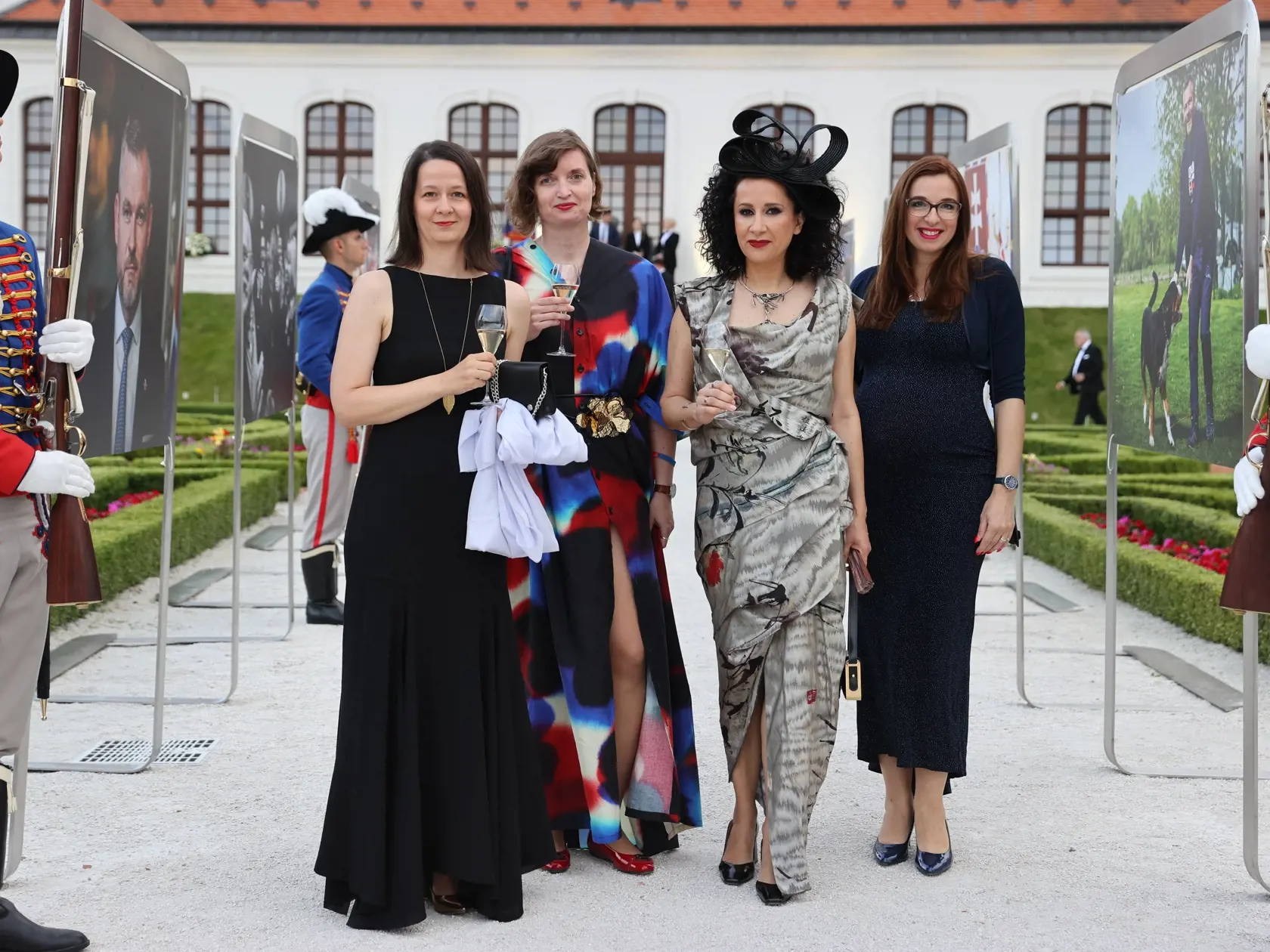 Medzi hosťami sa ocitli bok po boku aj ženy z Progresívneho Slovenska. Ľubica Karvašová, Lucia Plaváková, Zora Jaurová a Simona Petrík sa prišli tiež pozrieť na nového prezidenta.