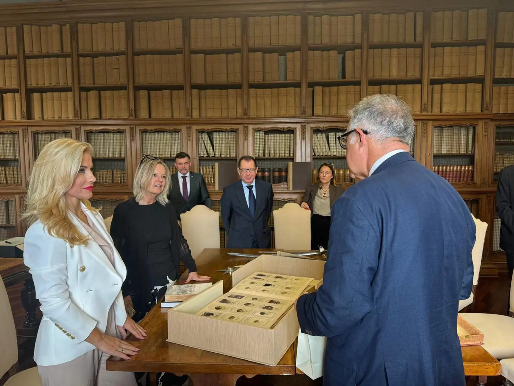 Ministerka kultúry Martina Šimkovičová absolvovala cez víkend pracovnú cestu do Talianska. V hlavnom meste navštívila múzeu národného obrodenia, baziliku San Clemente aj vojenský pamätník na cintoríne Verano. „Jedným z dôvodov tohto bodu programu mojej pracovnej cesty sú aj pokračujúce rokovania o osadení busty M. R. Štefánika v Ríme,“ priblížila pripravované novinky ministerka kultúry.