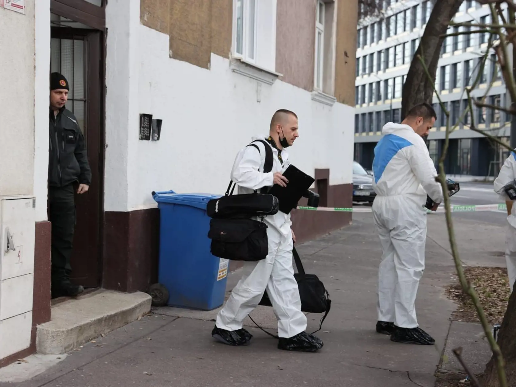 Vyšetrovatelia sa nachádzajú na mieste činu, kde našli zohavené telo Patrície v Petržalke, aj v piatok. Pred biznis centrom oproti bytovke polícia objavila aj krvavú stopu, ktorú už zadokumentovali.