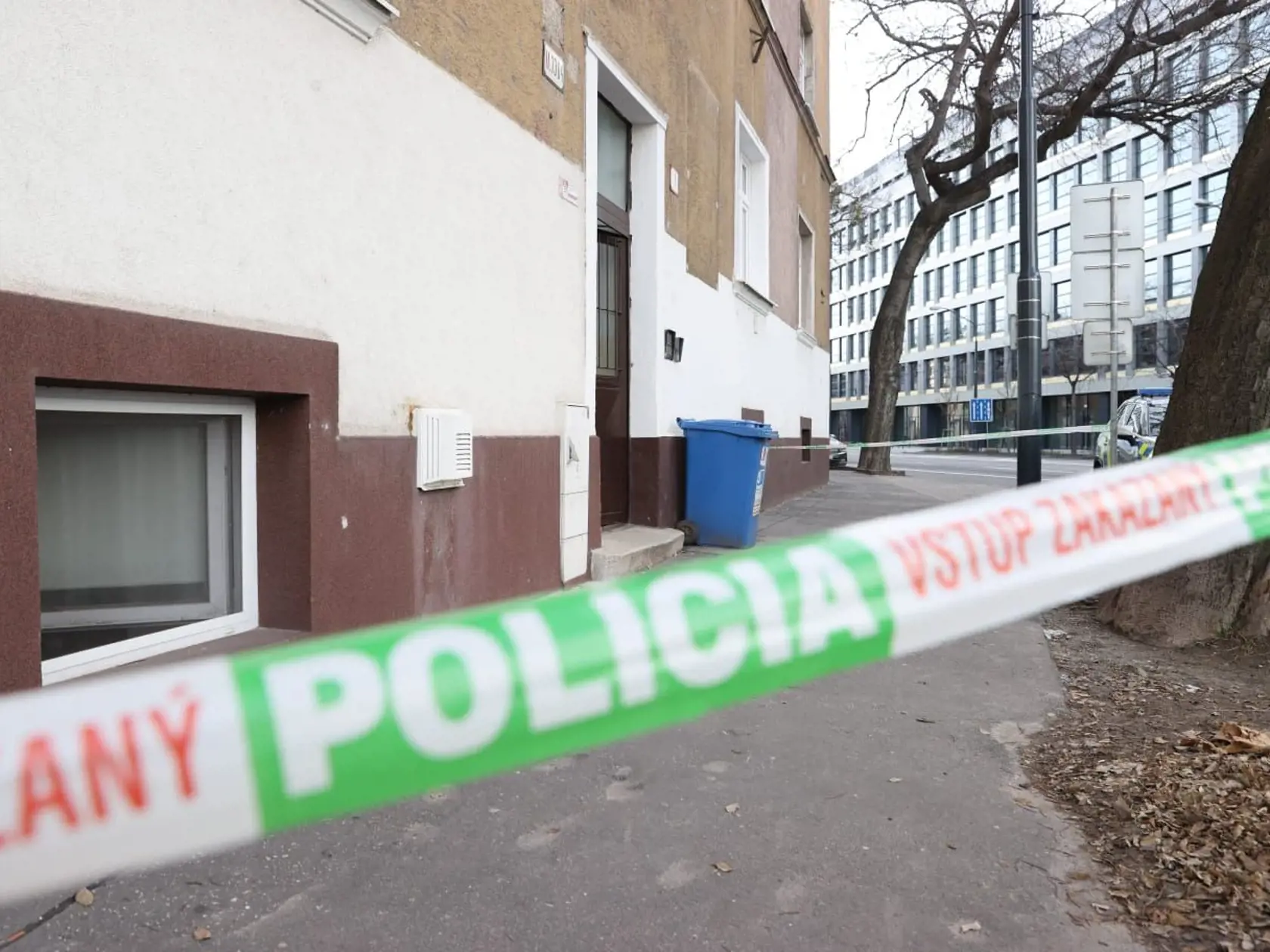 Vyšetrovatelia sa nachádzajú na mieste činu, kde našli zohavené telo Patrície v Petržalke, aj v piatok. Pred biznis centrom oproti bytovke polícia objavila aj krvavú stopu, ktorú už zadokumentovali.