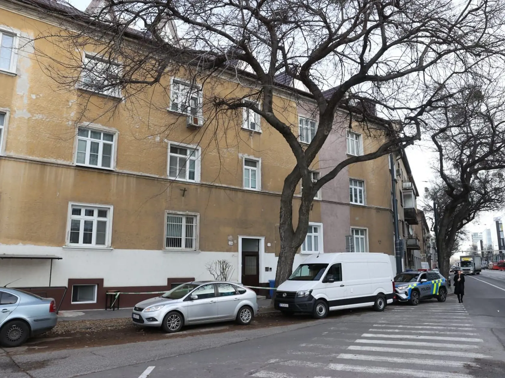 Vyšetrovatelia sa nachádzajú na mieste činu, kde našli zohavené telo Patrície v Petržalke, aj v piatok. Pred biznis centrom oproti bytovke polícia objavila aj krvavú stopu, ktorú už zadokumentovali.
