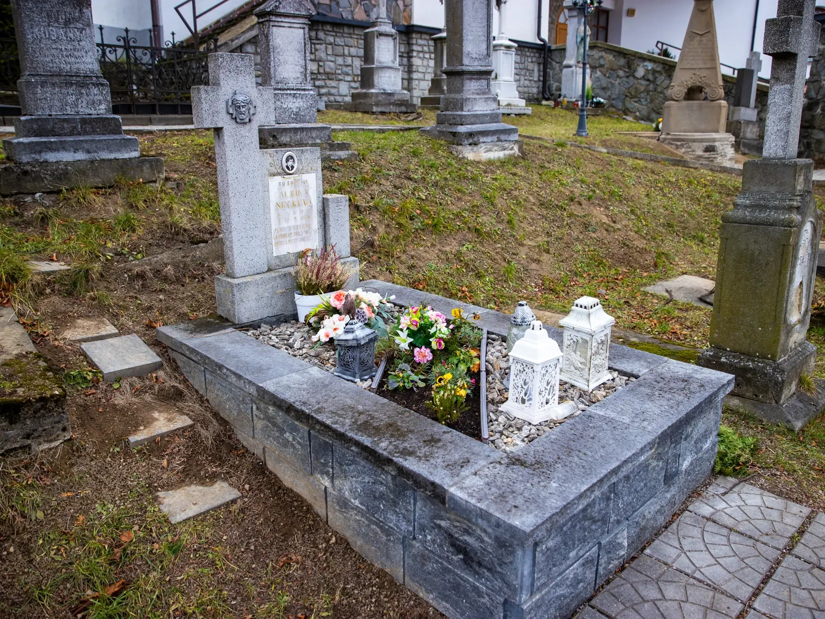 Zvrhlému mužovi to však nestačilo, bezbrannú, už mŕtvu dievčinu, vyzliekol a znásilnil.