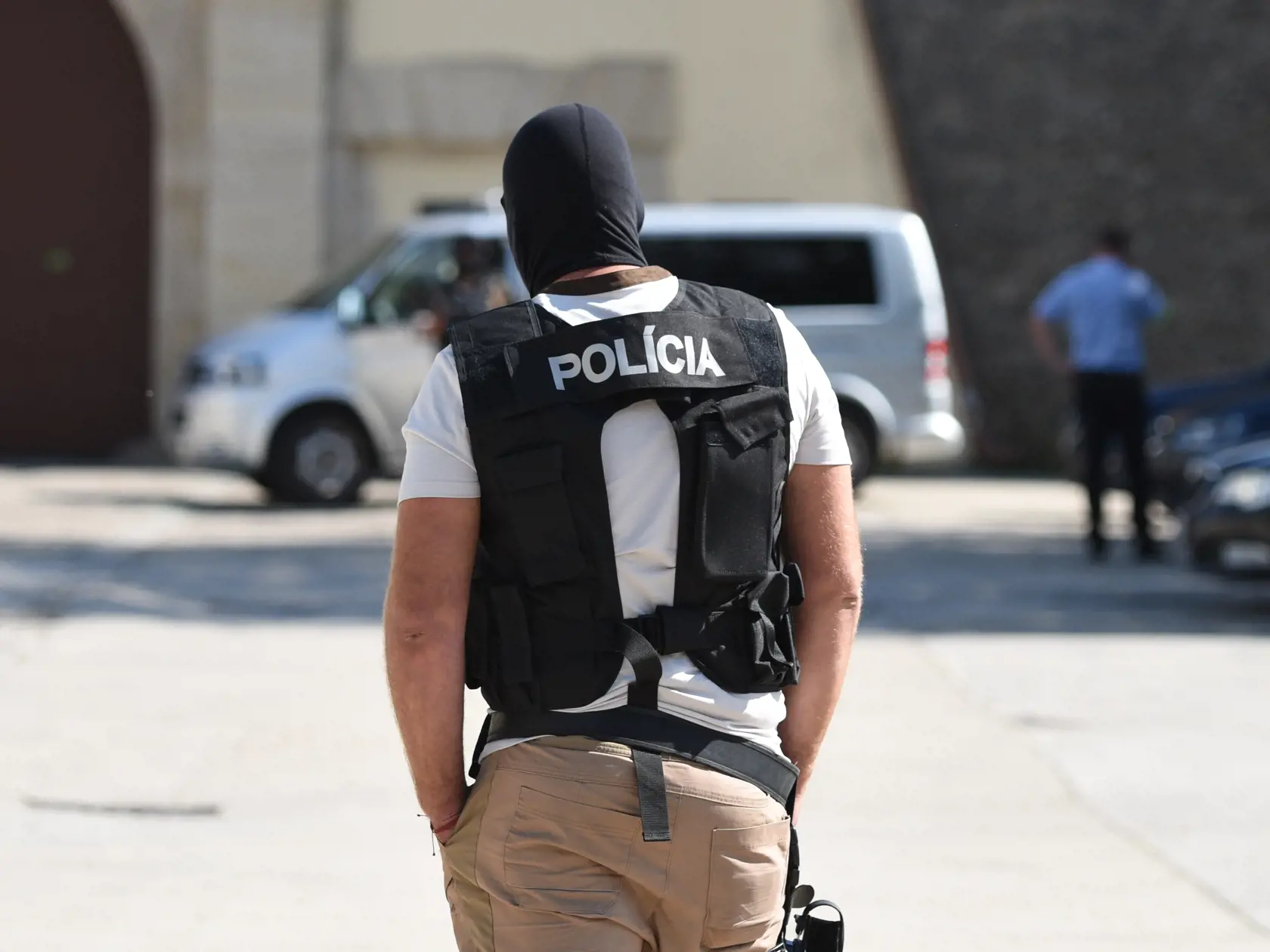 Policajné auto odváža Alenu Zs. z leopoldovskej väznice po jej prepustení z väzby v Leopoldove 3. septembra 2020. Alenu Zs. obžalovanú v kauze vraždy novinára Jána Kuciaka prepustili po štvrtkovom oslobodzujúcom rozsudku Špecializovaného trestného súdu (ŠTS) z Ústavu na výkon trestu odňatia slobody a Ústavu na výkon väzby v Leopoldove. Vzápätí ju opäť zadržali policajti. Ako obvinená a obžalovaná figuruje aj v prípadoch ďalších vrážd. FOTO TASR - Lukáš Grinaj