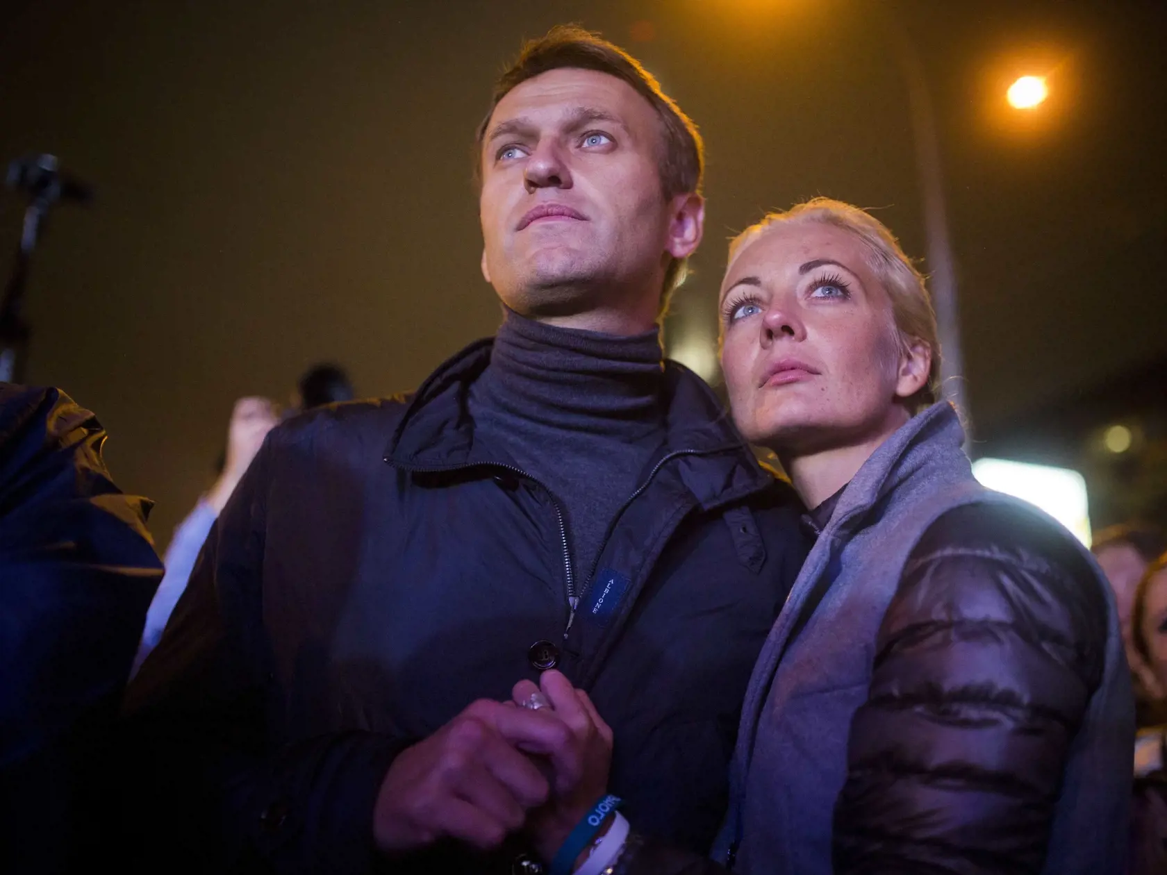 Na archívnej snímke z 6. septembra 2013 v Moskve ruský opozičný líder Alexej Navaľnyj a jeho manželka Julija Navaľná.