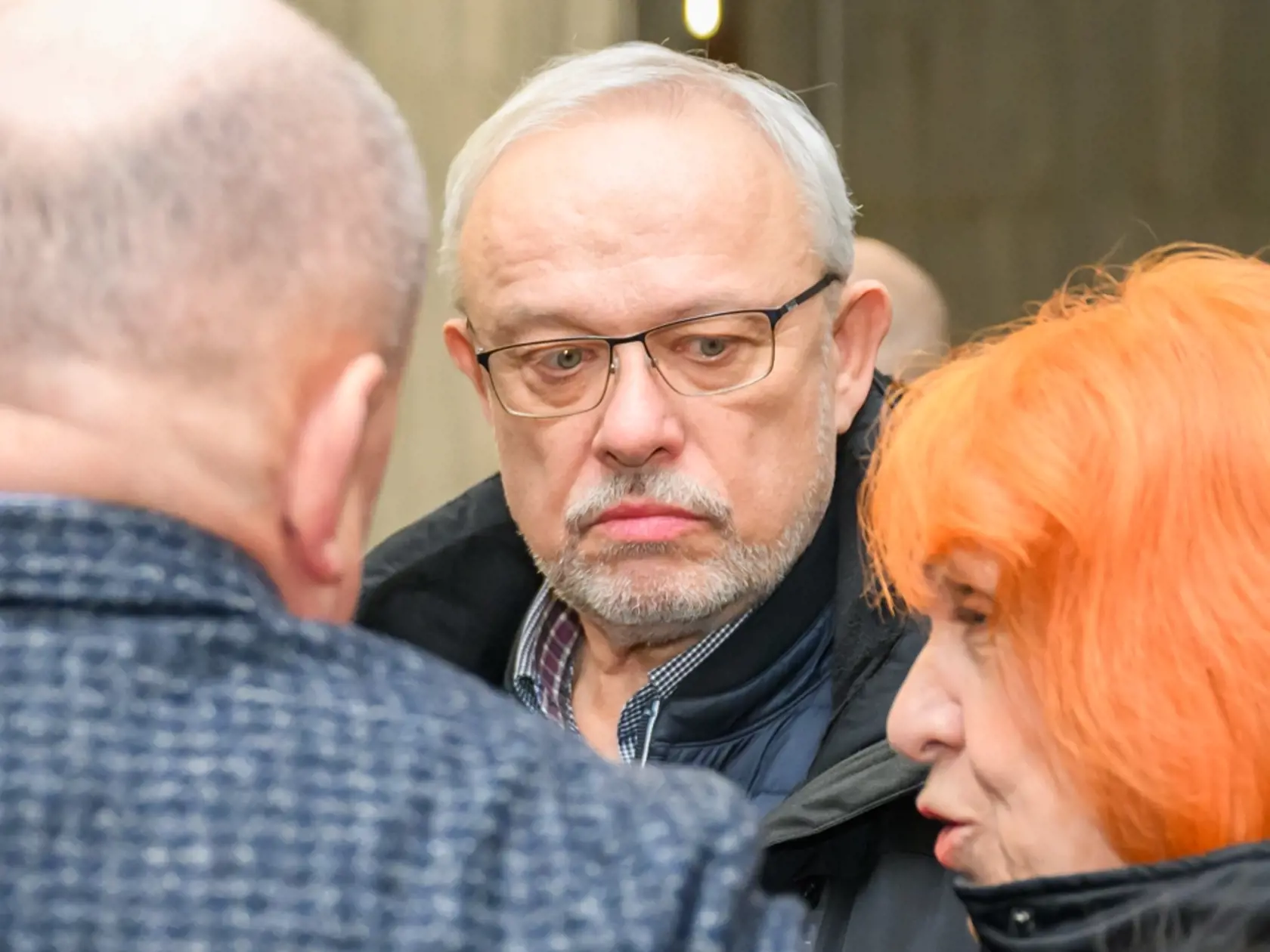 Na snímke druhý vpravo Daniel Tupý, otec zavraždeného Daniela Tupého, prichádza na súdny proces v prípade vraždy jeho syna na Mestskom súde Bratislava I v stredu 5. februára 2025. Na Mestskom súde Bratislava I pokračoval v stredu súdny proces v prípade vraždy študenta Daniela Tupého. Obžalobe pre trestný čin vraždy spolupáchateľstvom čelí právnik Adam P., ktorý trvá na svojej nevine. Na hlavné pojednávanie boli predvolaní viacerí svedkovia. FOTO TASR - Jaroslav Novák