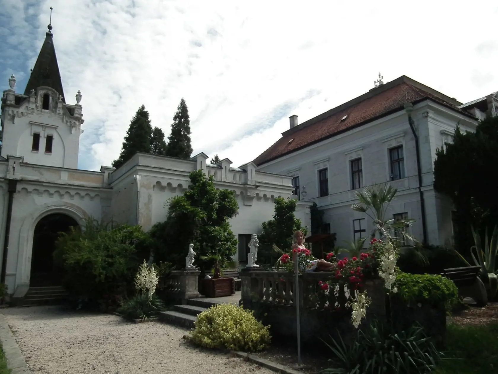 Arborétum Mlyňany láka návštevníkov nielen rôznorodosťou rastlín, ale aj do svojho nádherného rozária.