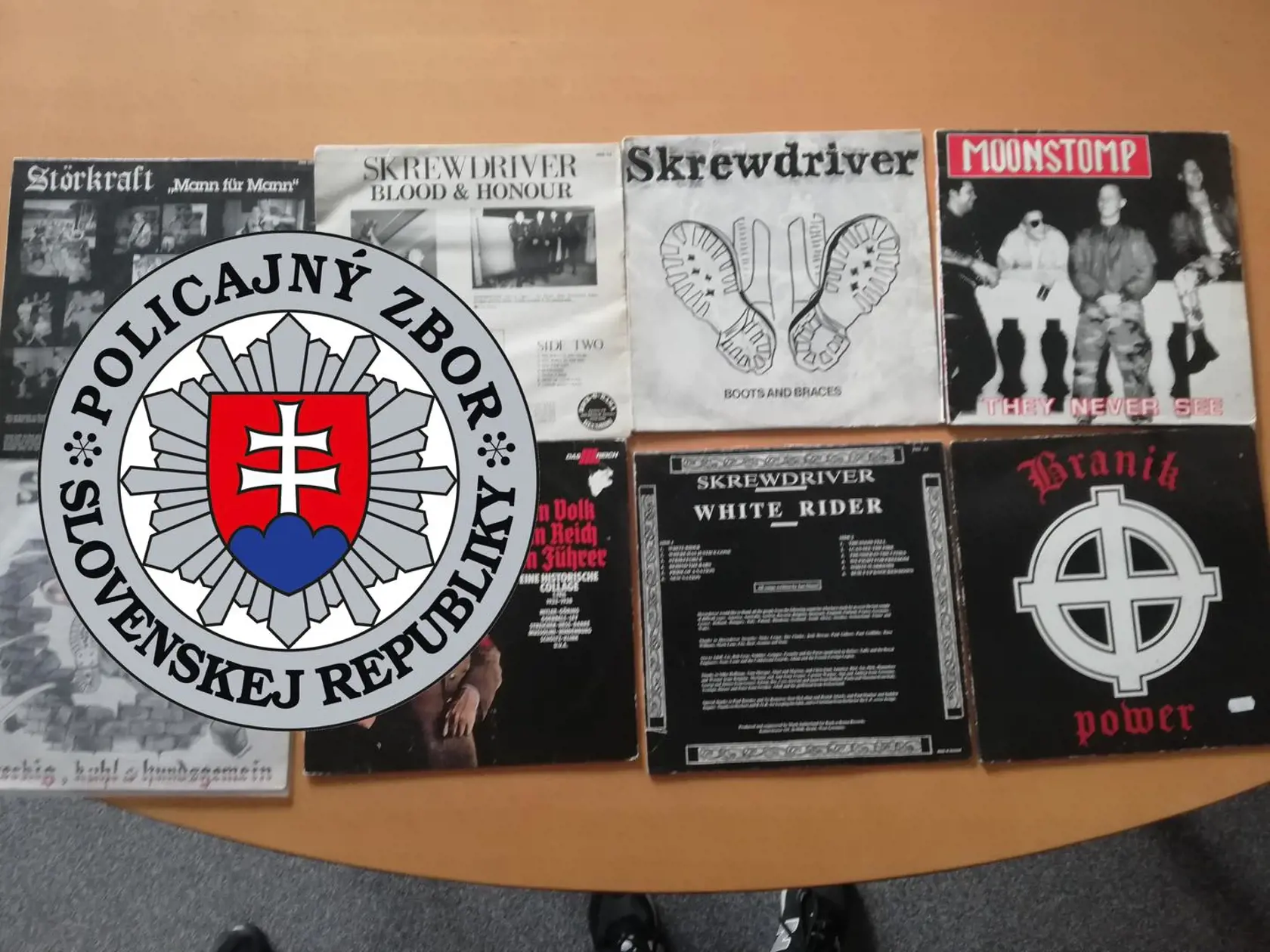NAKA našla u obvinených z akcie Šašovia extrémistický materiál.