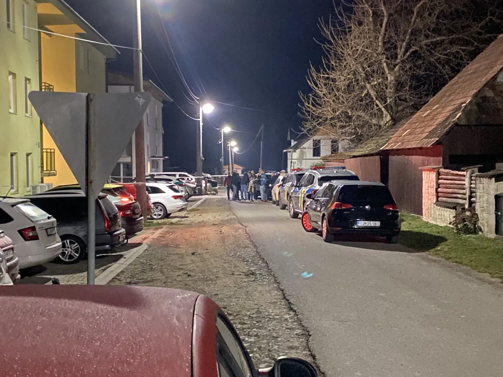 K tragédii malo dôjsť podľa doterajších informácií v obci Rokytov (okres Bardejov). Otec tu mal zastreliť malé dieťa a zbraň následne namieriť proti sebe. 