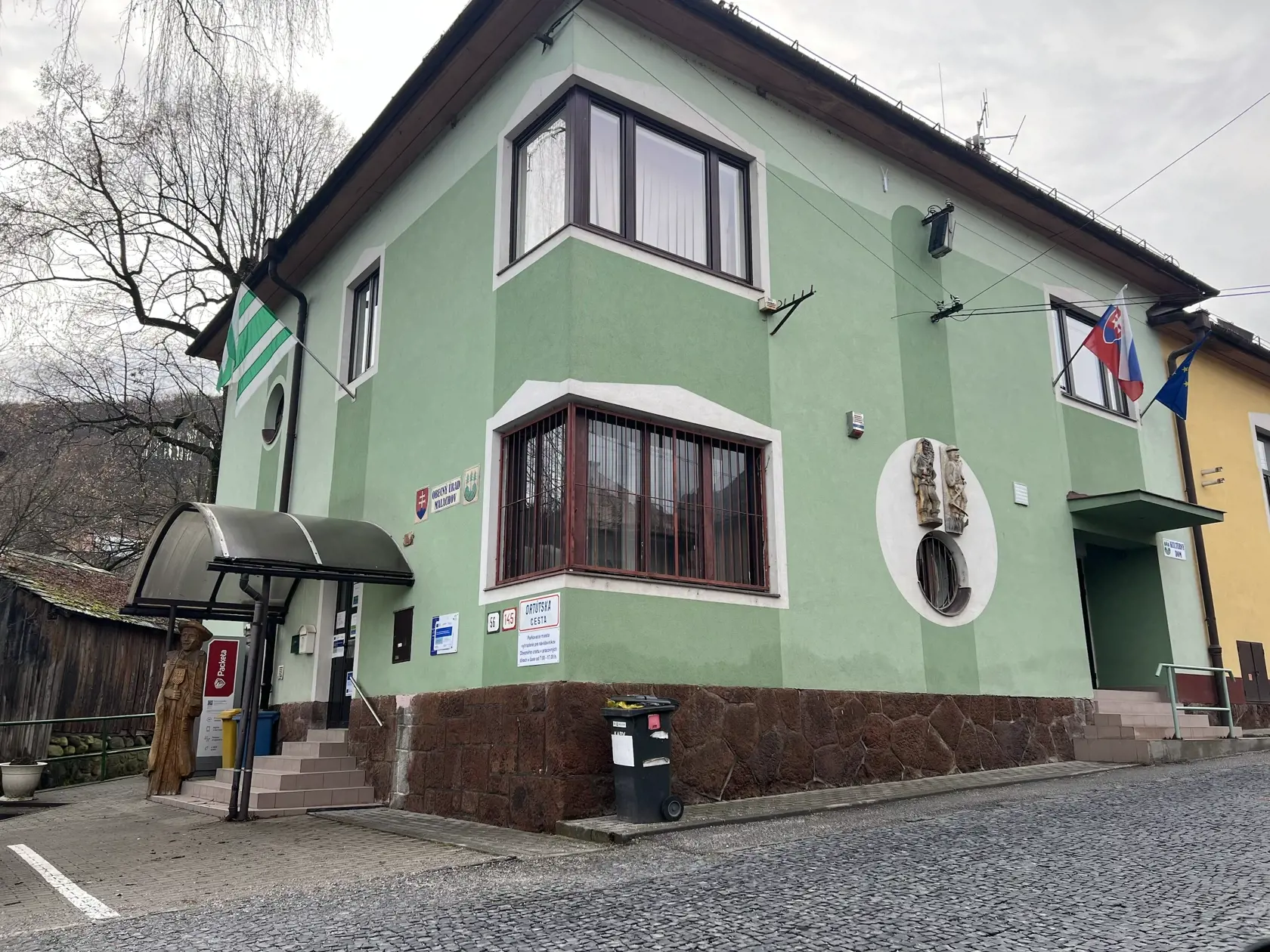 Starosta Malachova Martin Pál tiež potvrdil, že situáciu eviduje a poľovné združenie si repu  postupne odnesie priamo do krmeľcov. O tom, že by mala zapáchať až do dediny, nevie.