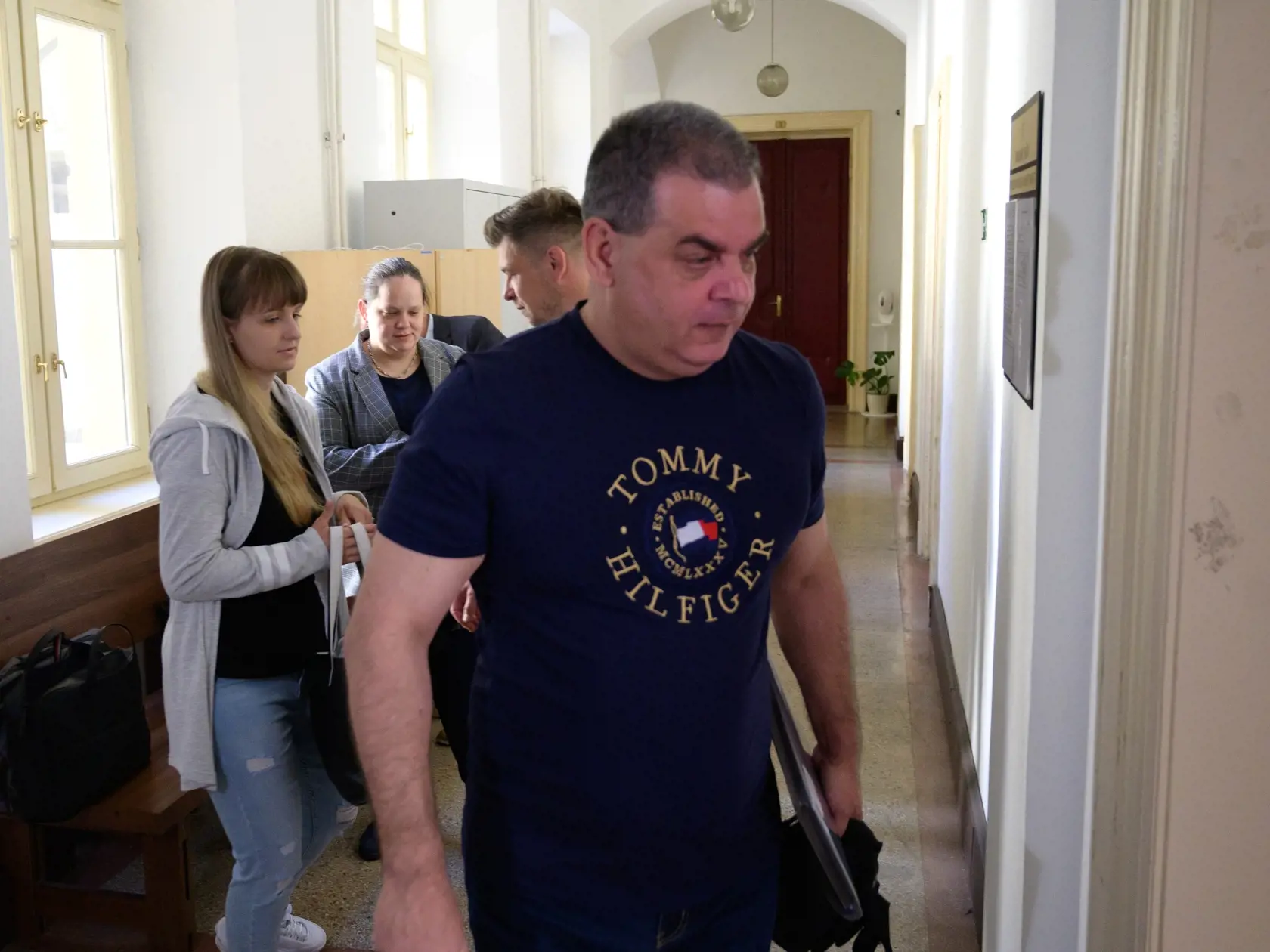 Na snímke obžalovaný majiteľ modelingovej agentúry Peter Rácz (vpredu) prichádza do pojednávacej siene na Okresnom súde v Nitre 19. mája 2022.