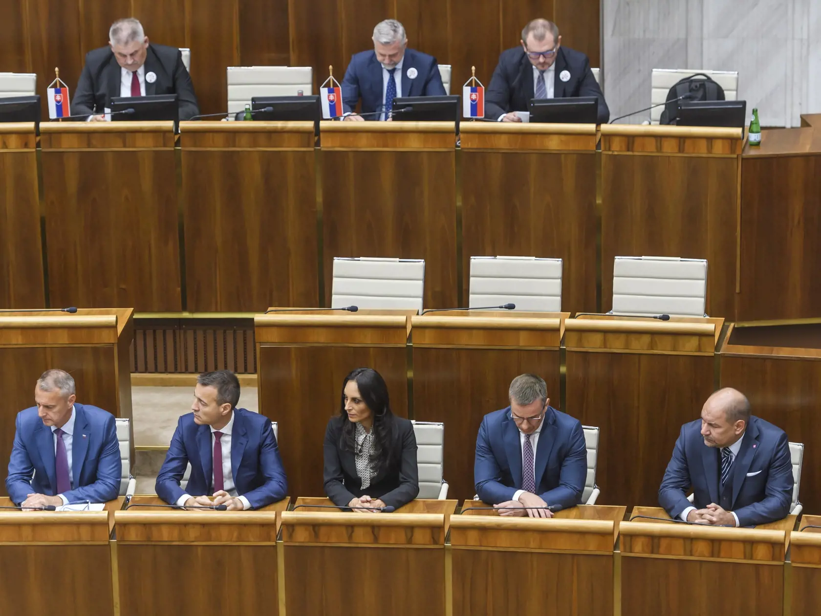 Na snímke zľava hore poslanci NR SR Ján Richter Tibor Gašpar, Marián Saloň (všetci SMER-SD), zľava dole minister investícií, regionálneho rozvoja a informatizácie SR Richard Raši (Hlas-SD), minister školstva, vedy, výskumu, vývoja a mládeže SR Tomáš Drucker (Hlas-SD), ministerka zdravotníctva SR Zuzana Dolinková (Hlas-SD), minister práce, sociálnych vecí a rodiny SR Erik Tomáš (Hlas-SD) a minister cestovného ruchu a športu SR Dušan Keketi (nominant SNS) počas 12. schôdze NR SR v Bratislave 21. m