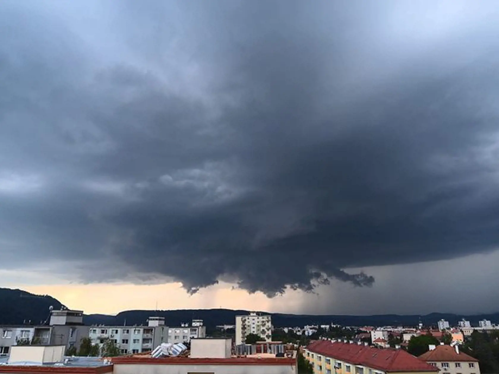 Krúpy, silný vetrisko a dážď. Už onedlho sa prirútia silné lejaky.