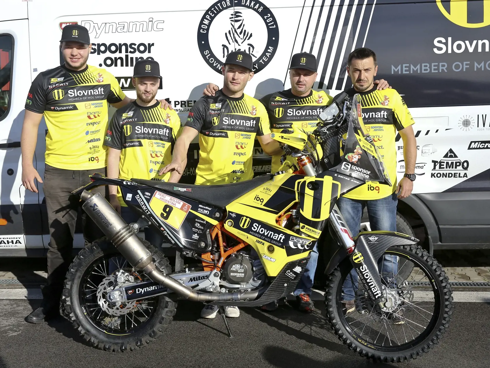 Z ľava: Dominik Guľáš - vodič karavanu, Dominik Gažo - vodič karavanu, Štefan Svitko - pretekár, Zlatko Novosád - mechanik, Maroš Kubačka - manažér.