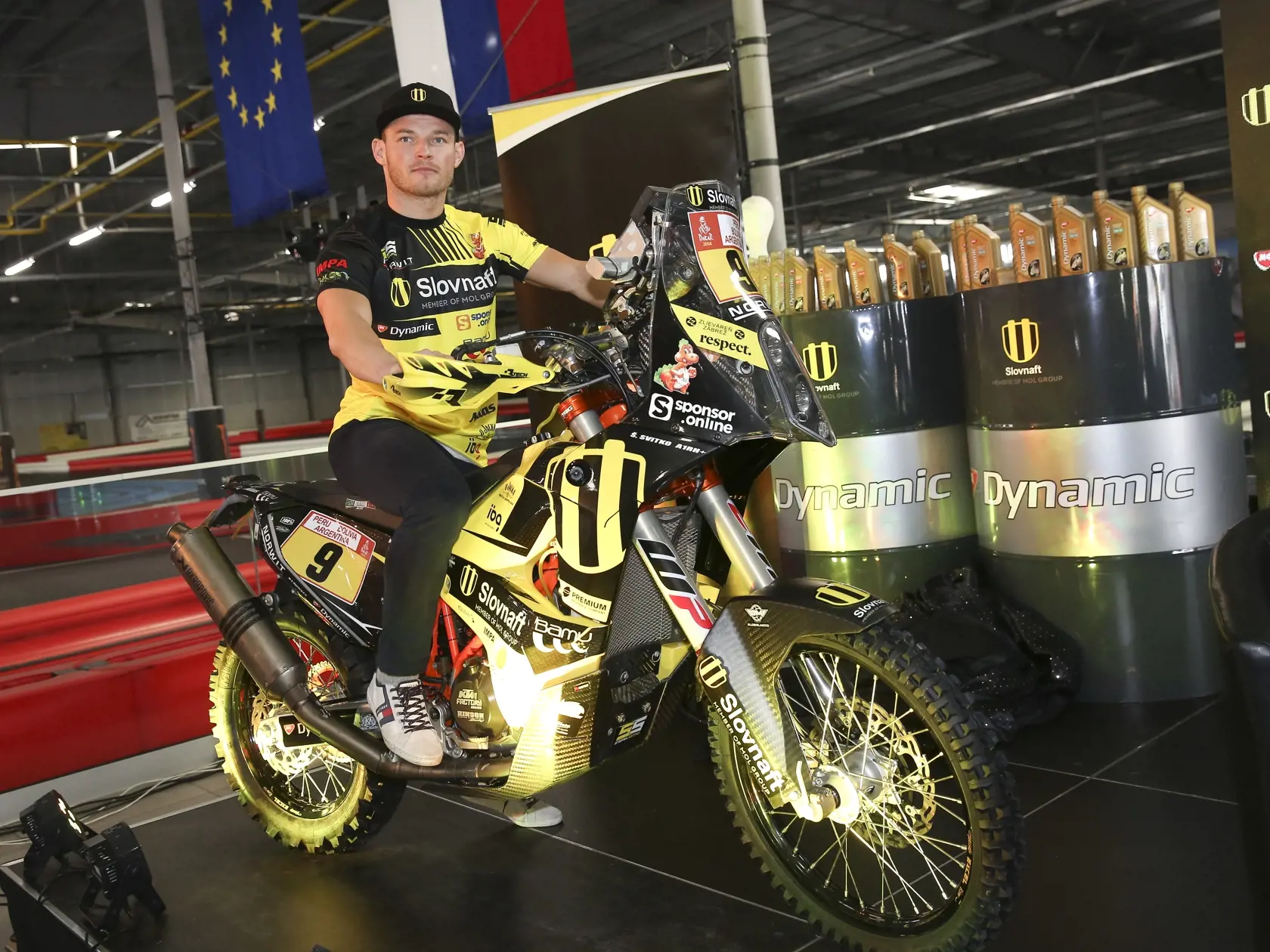 65-tisíc eur je štartovné na Dakar. 140 kg váži motorka. 450 cm³ je objem motora. 180 km/h je maximálna rýchlosť.