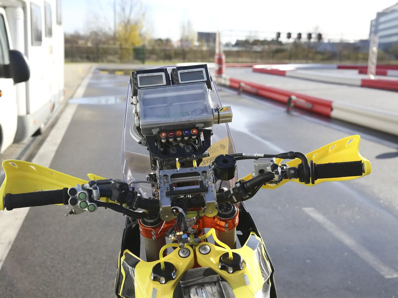 65-tisíc eur je štartovné na Dakar. 140 kg váži motorka. 450 cm³ je objem motora. 180 km/h je maximálna rýchlosť.