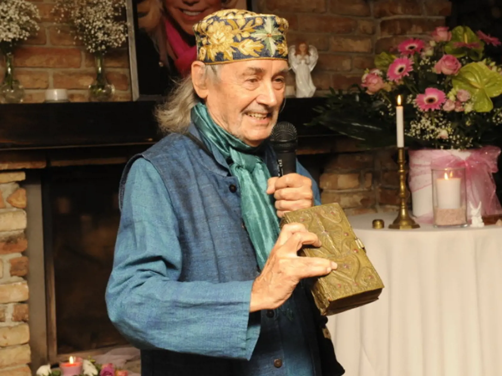 Rozlúčka s Hankou Krampolovou. Šaman prezradil, že Hanka sa ešte vráti.
