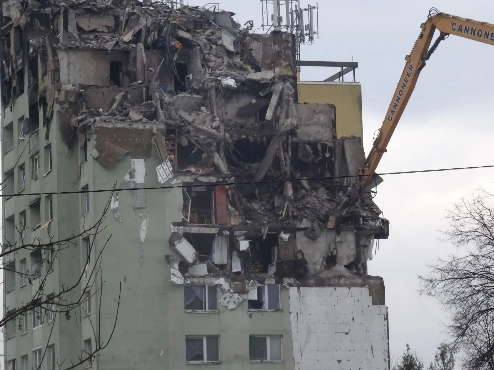 Smutný pohľad sa naskytol potom, keď mechanické rameno odstránilo obvodový múr za ktorým sa objavila zariadená kuchyňa s linkou, chladničkou a úplne neporušeným svietidlom nad kuchynským stolom.