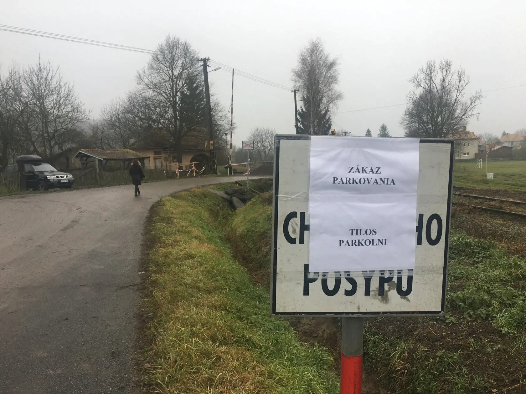 Pre rekonštrukciu železničného priecestia je pohraničná obec Kalonda pri Lučenci odrezaná od sveta.