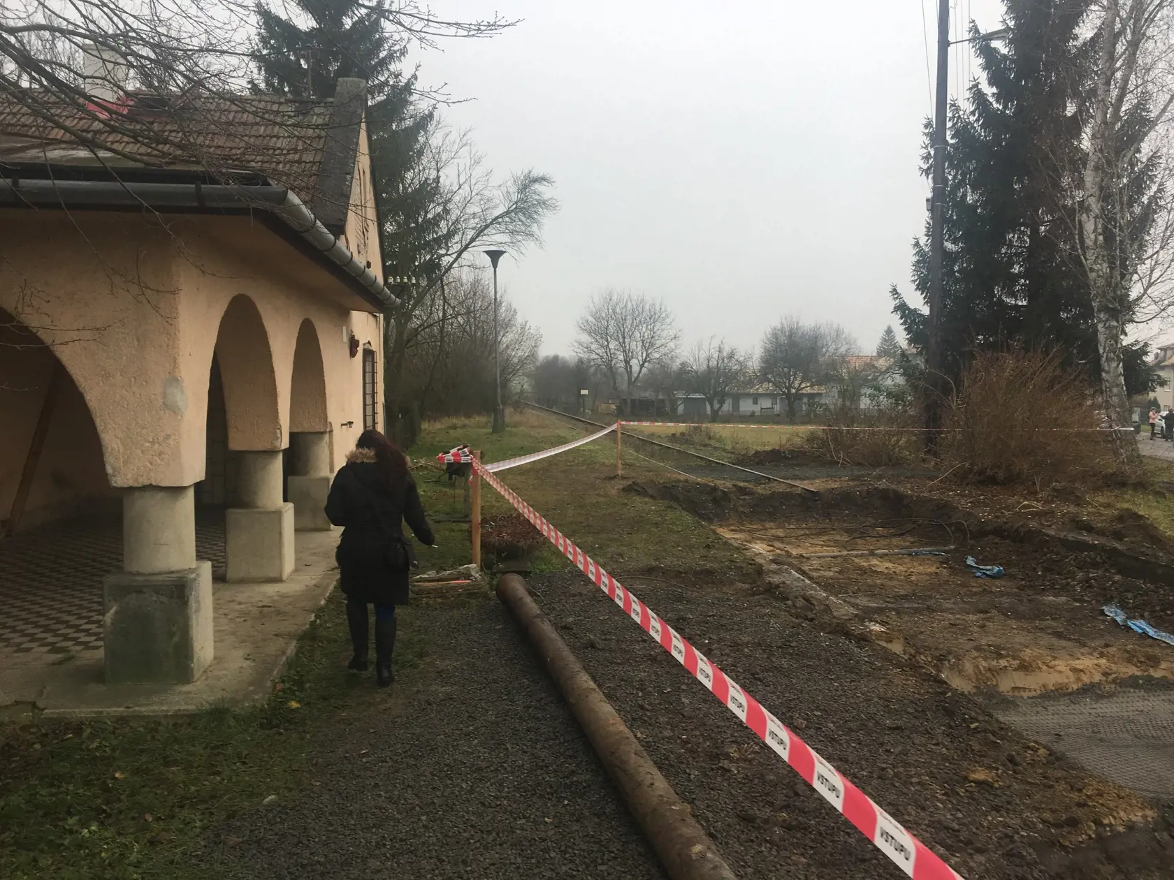 Pre rekonštrukciu železničného priecestia je pohraničná obec Kalonda pri Lučenci odrezaná od sveta.