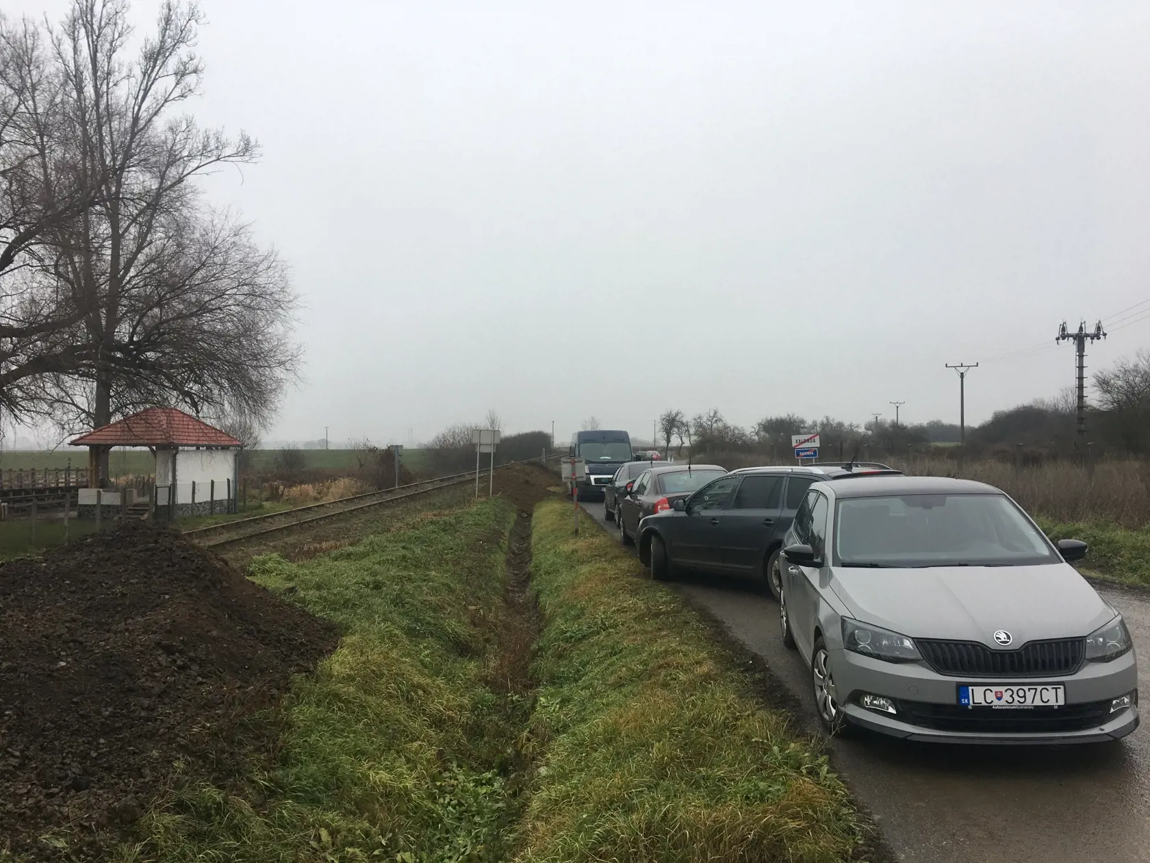 Pre rekonštrukciu železničného priecestia je pohraničná obec Kalonda pri Lučenci odrezaná od sveta.