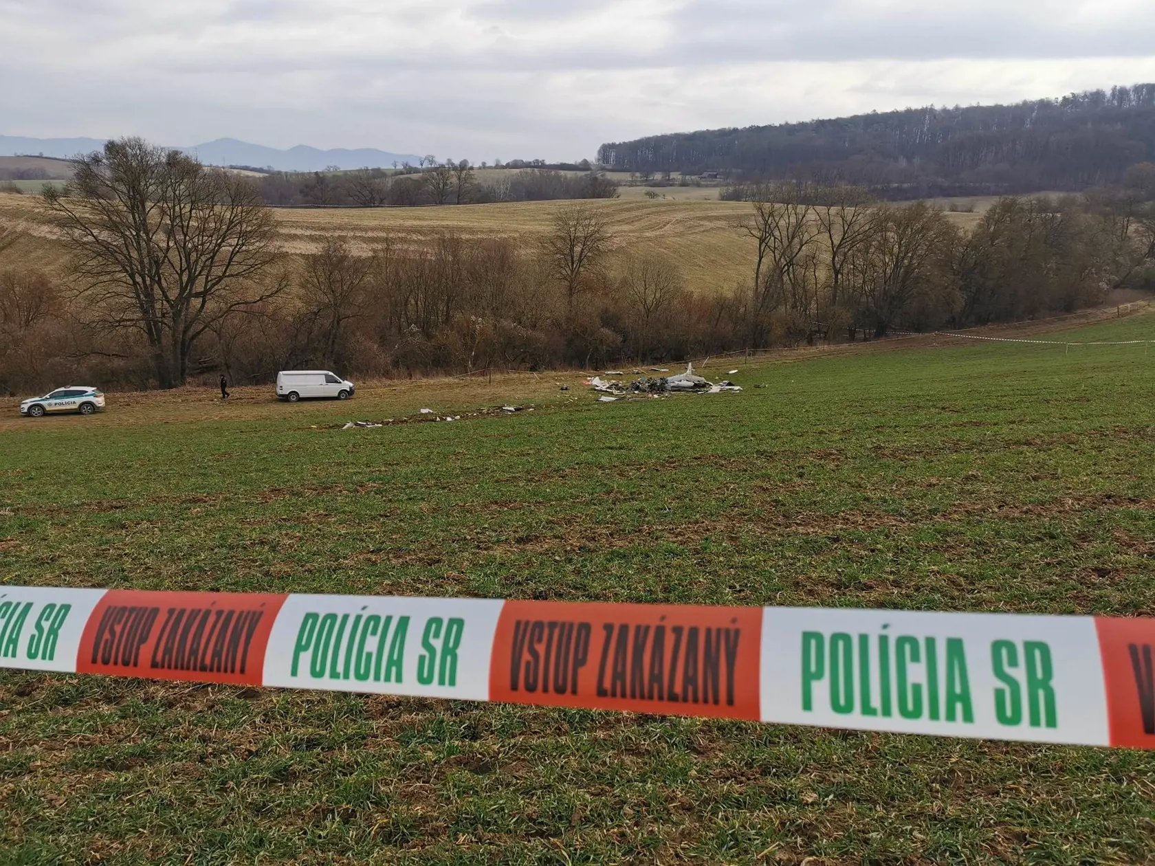 Deň po tragickom nešťastí sú trosky zrúteného lietadla stále na poli, miesto obhliadajú pracovníci Leteckého a námorného vyšetrovacieho útvaru. Na snímke zrútené lietadlo v Trenčianskych Stankovciach 23. februára 2023.