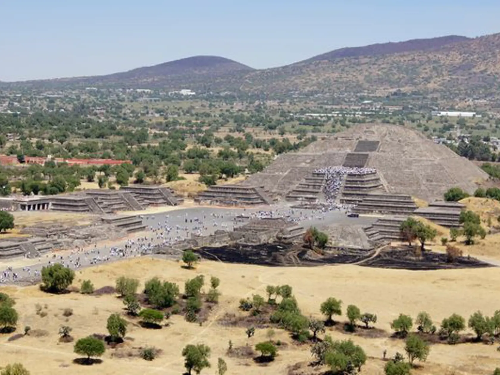 „Dnešné klimatické zmeny ma znepokojujú, no oveľa viac ma znepokojuje to, ako môžu zmeny zasiahnuť našu spoločnosť. Viaceré archeologické a historické záznamy poukazujú na to, že z minulosti by sme si mali zobrať ponaučenie. Aj dnes sú naše sociopolitické systémy v ohrození,“ uzatvára Kennett.