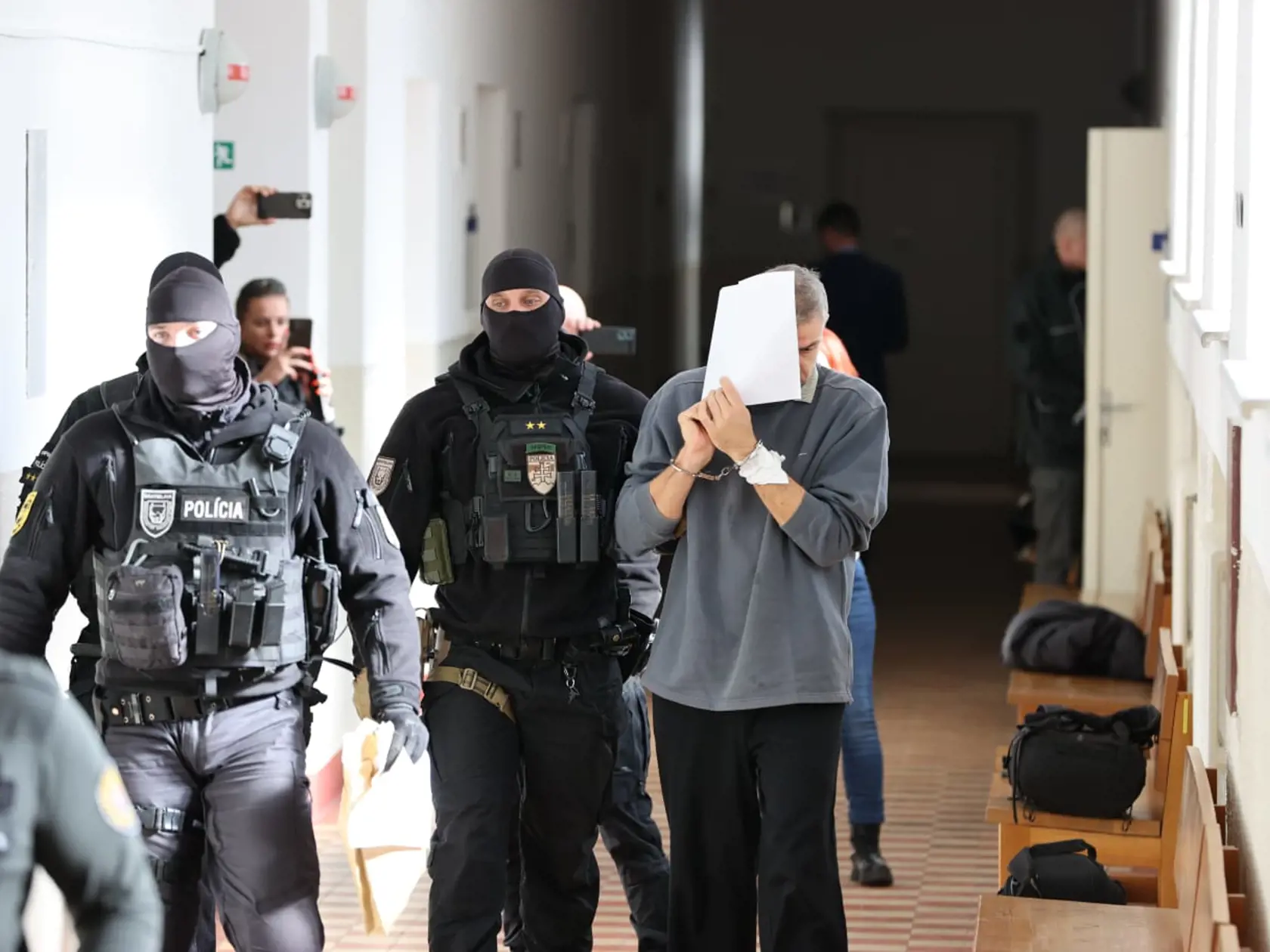 Mestský súd Bratislava I v týchto chvíľach rozhoduje o väzbe pre 43-ročného Juraja, ktorého polícia viní z brutálnej vraždy svojej manželky Janky († 40) v bratislavskom Prievoze. Manželský pár žil v susedstve lídra skupiny Elán Joža Ráža.