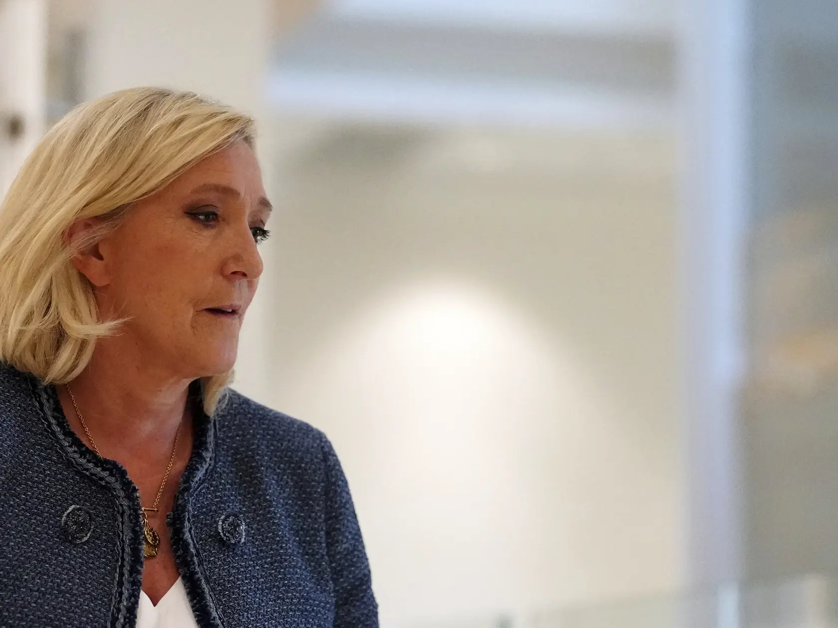 Na snímke predsedníčka Národného združenia (RN) Marine Le Penová odchádza zo súdu, ktorý jej s okamžitou platnosťou zakázal uchádzať sa o verejné funkcie v Paríži 31. marca 2025. Rozhodol tak v prípade sprenevery finančných prostriedkov Európskej únie (EÚ).