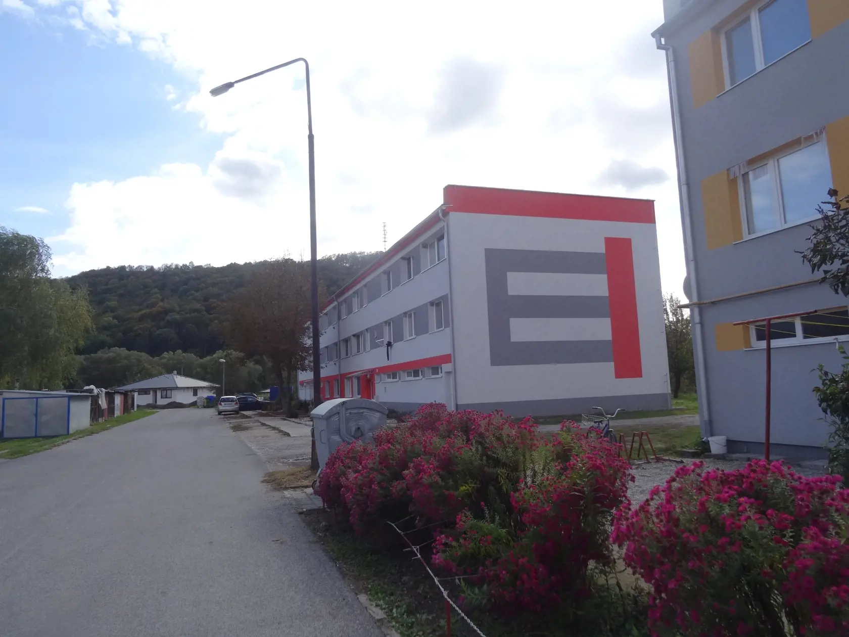 Rodina býva vo vlastnom byte v tichej časti Plešivca.
