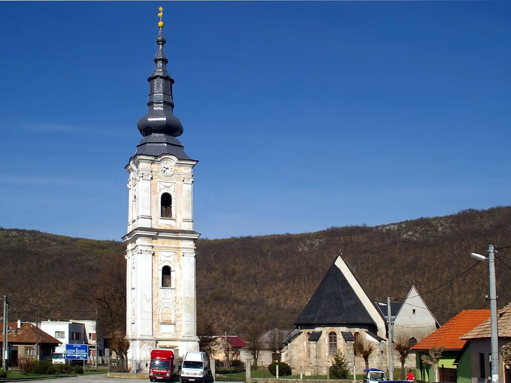 Obcou Plešivec otriasa nebývalý škandál.