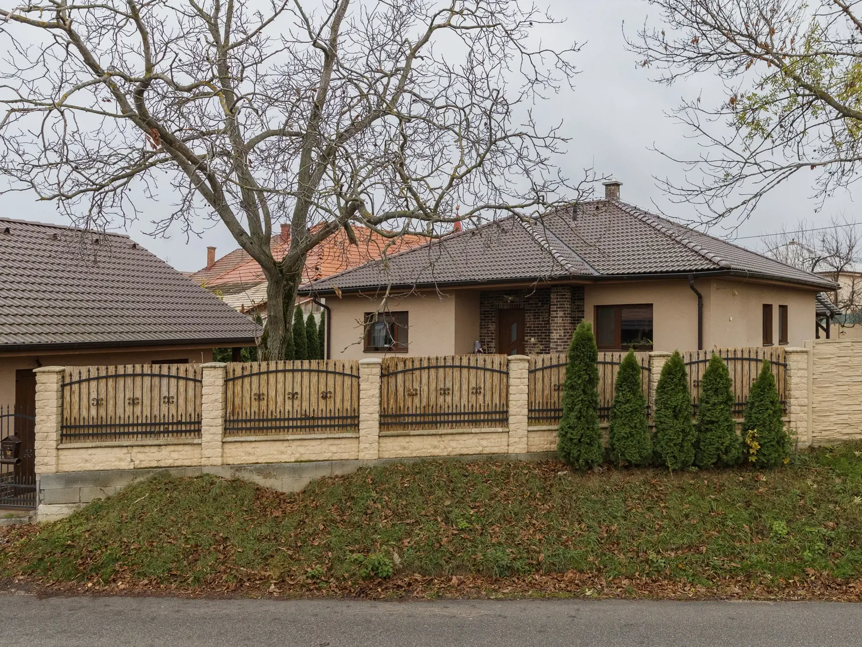 Na snímke rodinný dom šéfa finančnej spravodajskej jednotky Národnej kriminálnej agentúry Pavla Vorobjova vo Veľkých Janíkovciach.