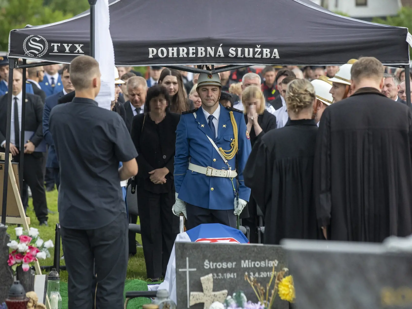 Na snímke je pohreb hasiča Lukáša Hrušovského v Trenčianskych Stankovciach, ktorý tragický zahynul pri výkone povolania.