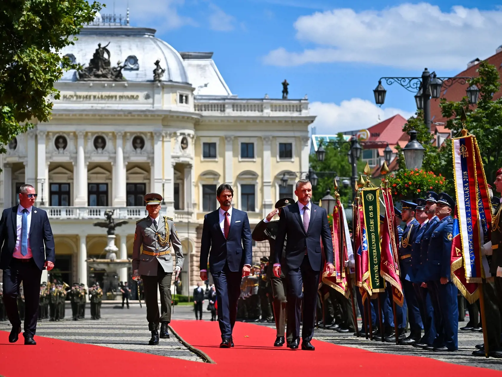 Na snímke uprostred sprava prezident SR Peter Pellegrini, vicepremiér a minister obrany SR Robert Kaliňák (Smer-SD) počas prehliadky jednotiek Ozbrojených síl SR na Hviezdoslavovom námestí v Bratislave 15. júna 2024. FOTO TASR - Pavol Zachar