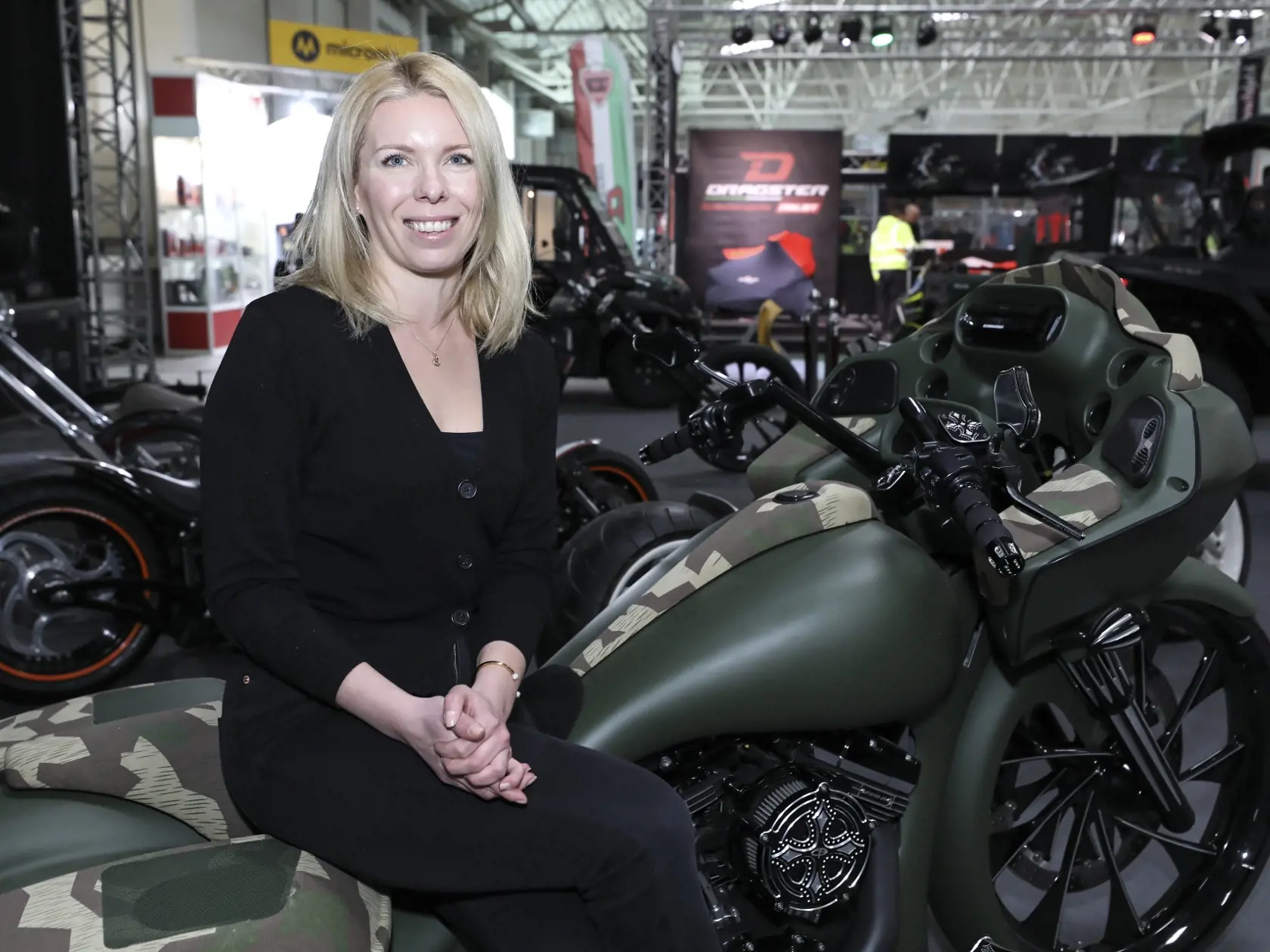 Hovorkyňa Incheby Martina Macková si na výstave  Motocykel – Boat Show 2022 niektoré exempláre aj vyskúšala.