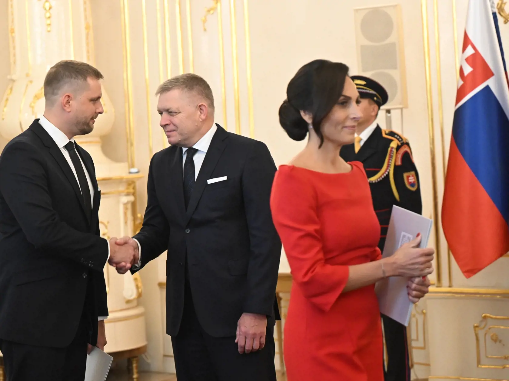 Prezident Peter Pellegrini prijal demisiu ministerky zdravotníctva Zuzany Dolinkovej (Hlas-SD - vpravo) vo štvrtok 10. októbra 2024 v Prezidentskom paláci v Bratislave. Vo funkcii ju nahradil Kamil Šaško (Hlas-SD - vľavo). Uprostred mu gratuluje premiér Robert Fico (Smer-SD). FOTO TASR - Martin Baumann