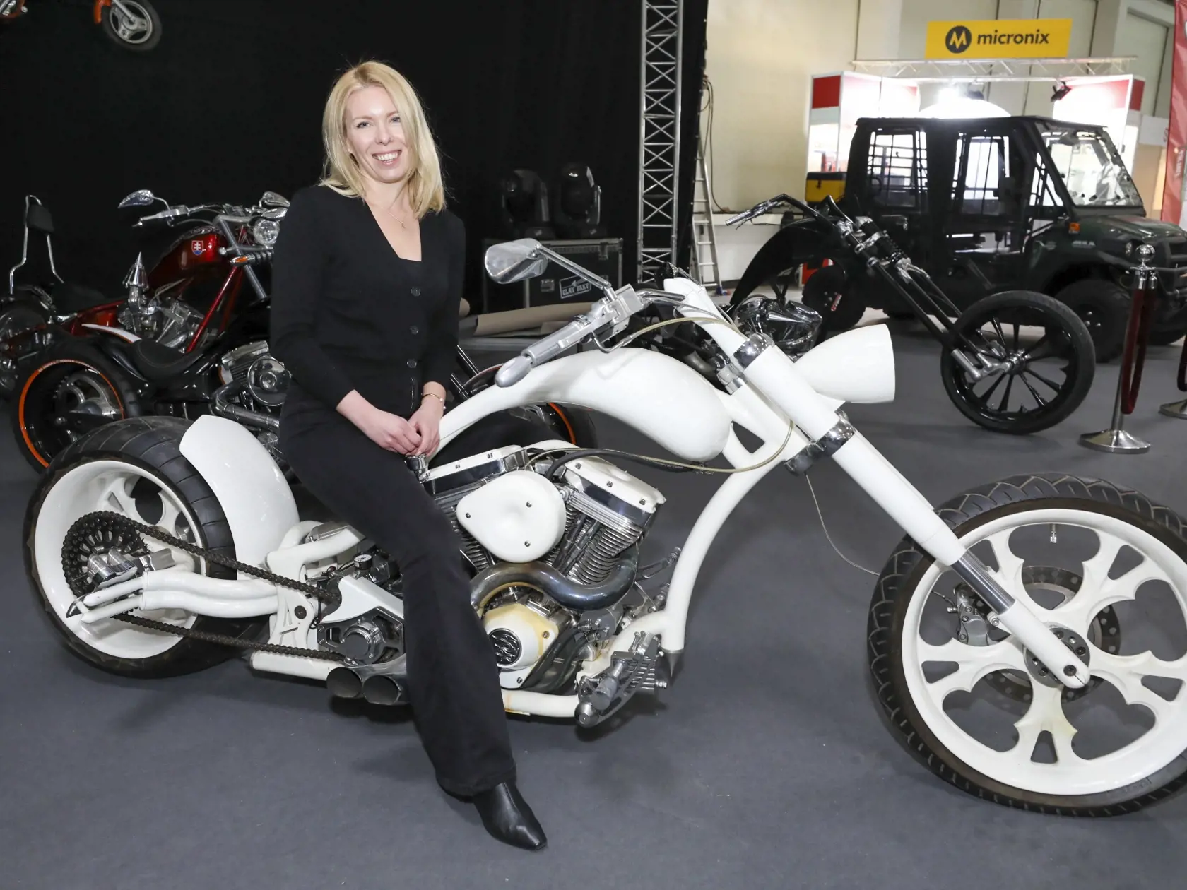 Hovorkyňa Incheby Martina Macková na motocykli, ktorý bol vyrobený na mieru pre Rytmusa.