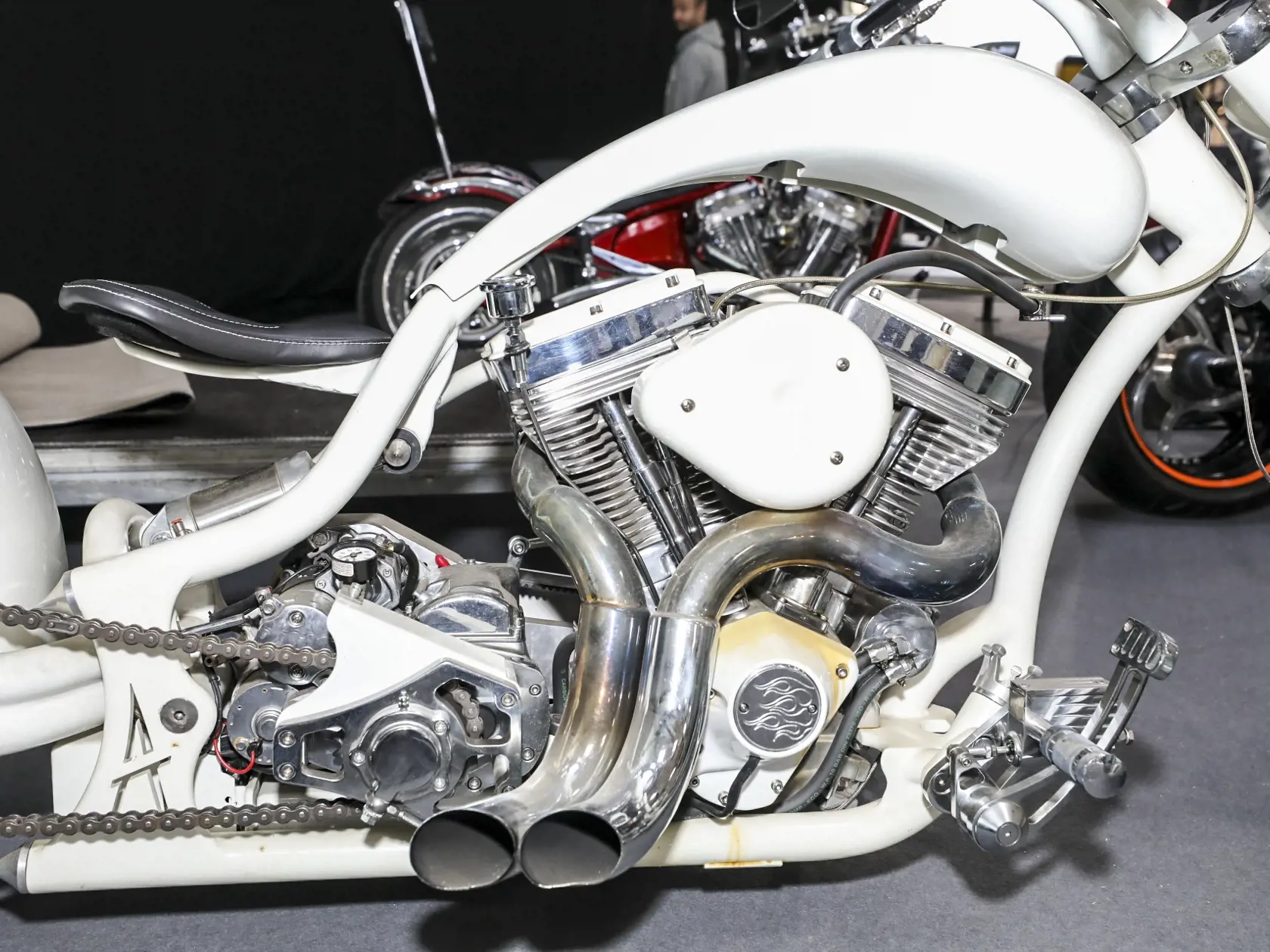 Na snímke je motocykel Rytmusa vyrobený na mieru. Aj ten si môžete pozrieť na výstave  Motocykel – Boat Show 2022.