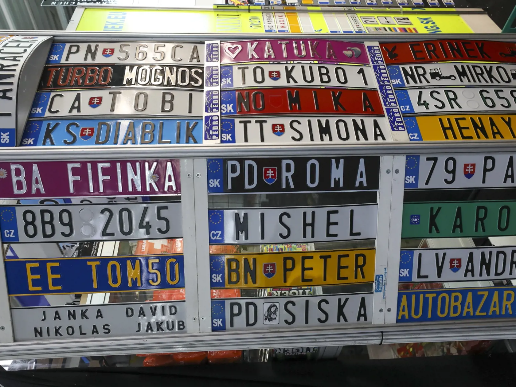 Nájdete tu aj najrôznejšie motopríslušenstvo, vrátane oblečenia a obuvi. Môžete si dať vyrobiť aj akúkoľvek značku.