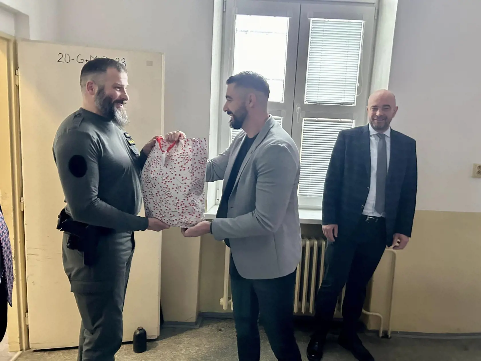 K fotkám Pavol Gašpar napísal: „V novembri 2020 sme otcovi napísali list k Vianociam, vnučka mu nakreslila obrázok, poslali sme ho o mesiac skôr, aby sa stihol doručiť. List, ani obrázok od vnučky mu do Vianoc neprišiel. Čo však doručiť stihli, bola pohľadnica od iného väzňa. Prišla presne 24.12.2020.  Ako sme neskôr zistili, písali ju Čurillovci. Bolo v nej napísané, aby sa obesil. Od tohto momentu som chodil ako advokát, každé Vianoce za svojimi klientami do väzby. Tieto vianoce neboli iné."