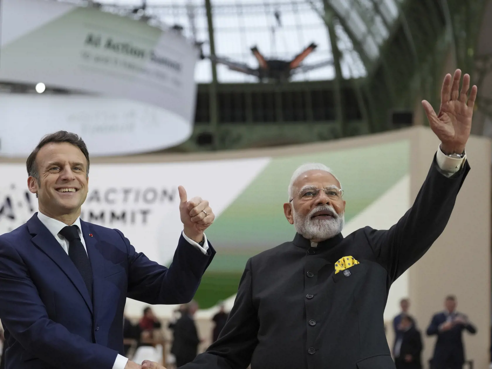 AZ16 Paríž - Francúzsky prezident Emmanuel Macron (vľavo) a premiér Indie Naréndra Módí mávajú počas summitu o umelej inteligencii v Paríži 11. februára 2025. Na summite sa stretlo takmer 100 hláv štátov a vlád a 1000 zástupcov občianskej spoločnosti z približne sto krajín. FOTO TASR/AP
French President Emmanuel Macron, center left, poses with India's Prime Minister Narendra Modi at the Grand Palais during the Artificial Intelligence Action Summit in Paris, Tuesday, Feb. 11, 2025. (AP Photo/Aurelien Morissard)