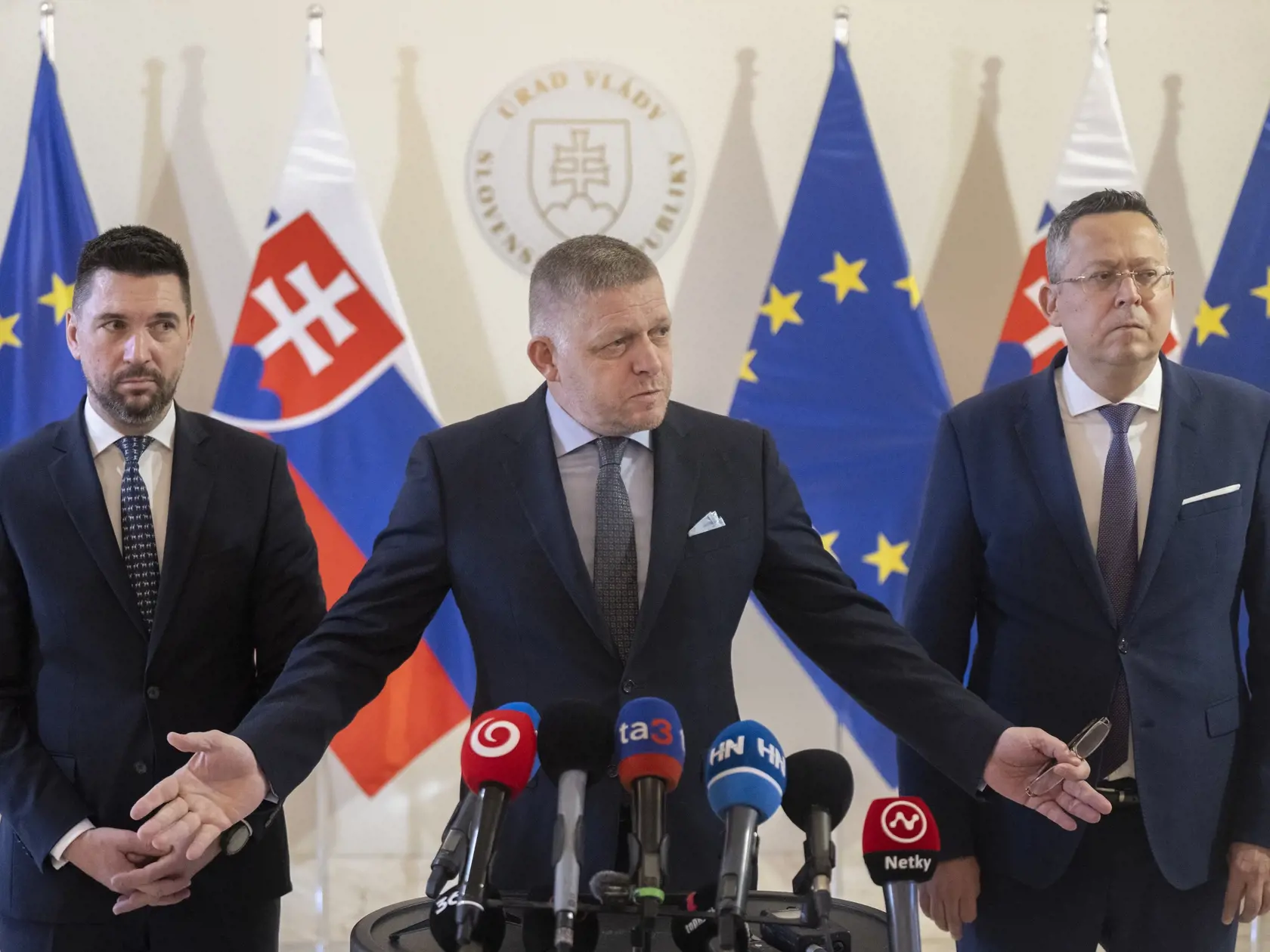 Na snímke zľava minister pôdohospodárstva a rozvoja vidieka SR Richard Takáč, predseda vlády SR Robert Fico a minister financií SR Ladislav Kamenický (všetci Smer) počas vyhlásenia pre médiá po stretnutí so zástupcami prvovýrobcov potravín 5. decembra 2024 v Bratislave.